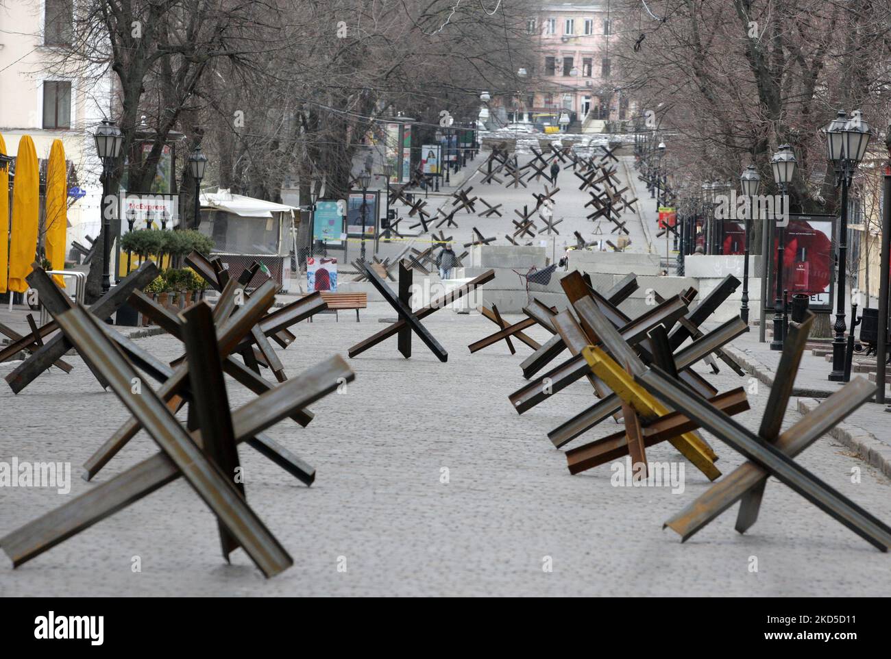 Panzerabwehrhemmnisse sind nach dem Beginn der russischen Invasion während des Ukraine-Russland-Krieges im Zentrum der Stadt Odesa, Ukraine 18 März 2022 gesehen. (Foto von STR/NurPhoto) Stockfoto