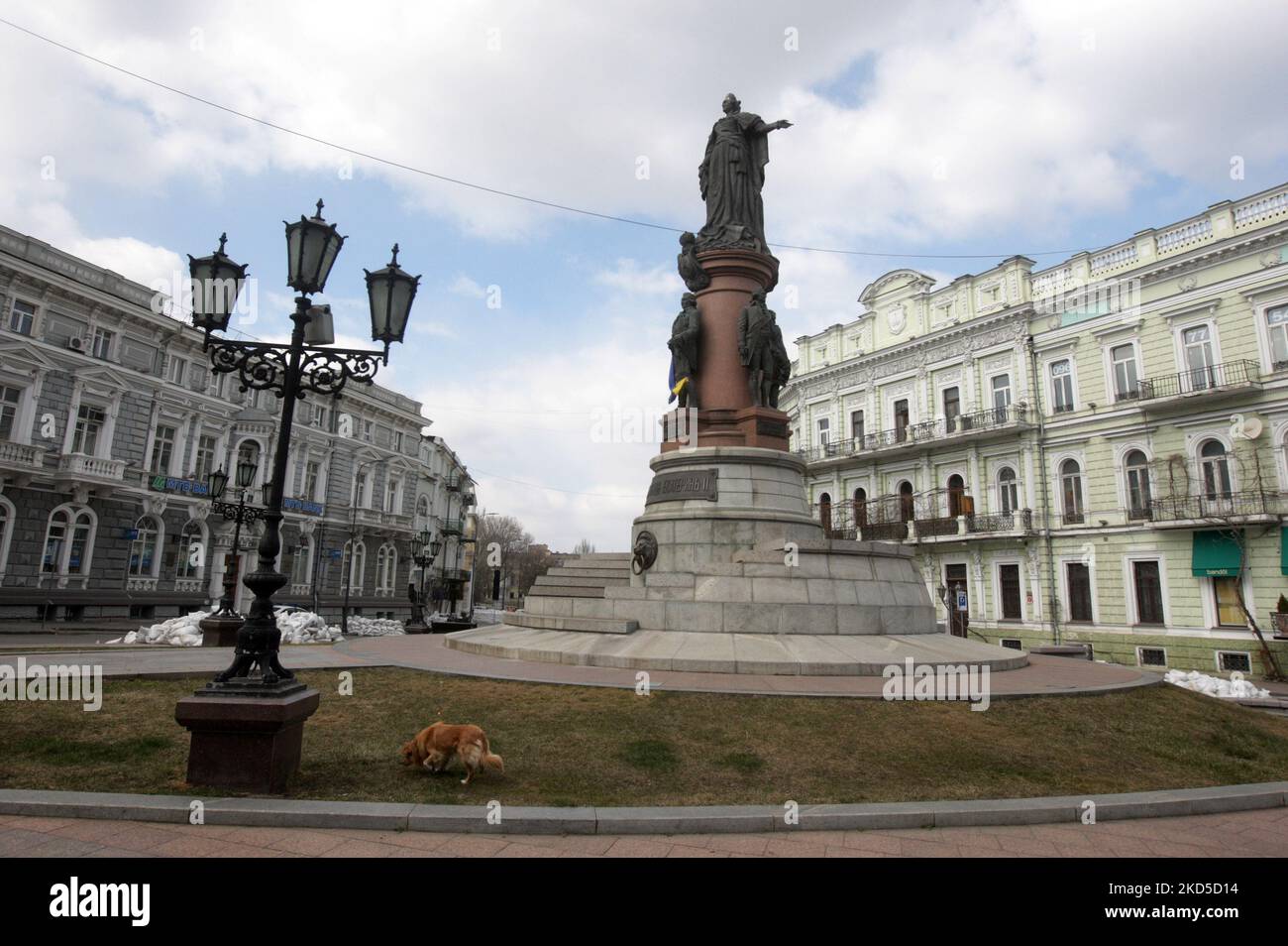 Ein Blick auf die Stadt nach dem Beginn der russischen Invasion während des Ukraine-Russland-Krieges im Zentrum der Stadt Odesa, Ukraine 18. März 2022. (Foto von STR/NurPhoto) Stockfoto