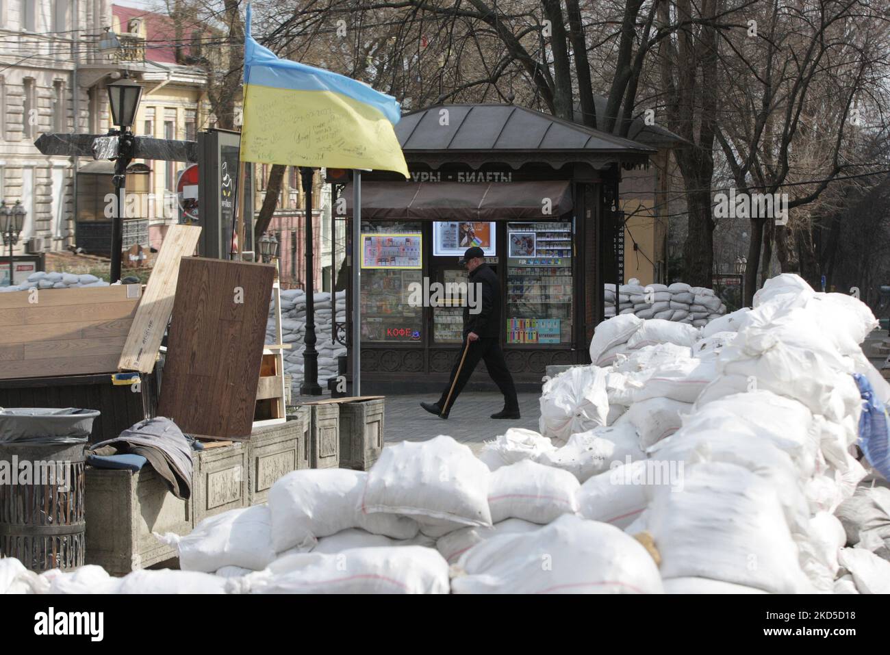 Ein Mann geht nach dem Beginn der russischen Invasion während des Ukraine-Russland-Krieges im Zentrum der Stadt Odesa, Ukraine, am 18. März 2022, an Panzerschutzhemmnissen vorbei. (Foto von STR/NurPhoto) Stockfoto