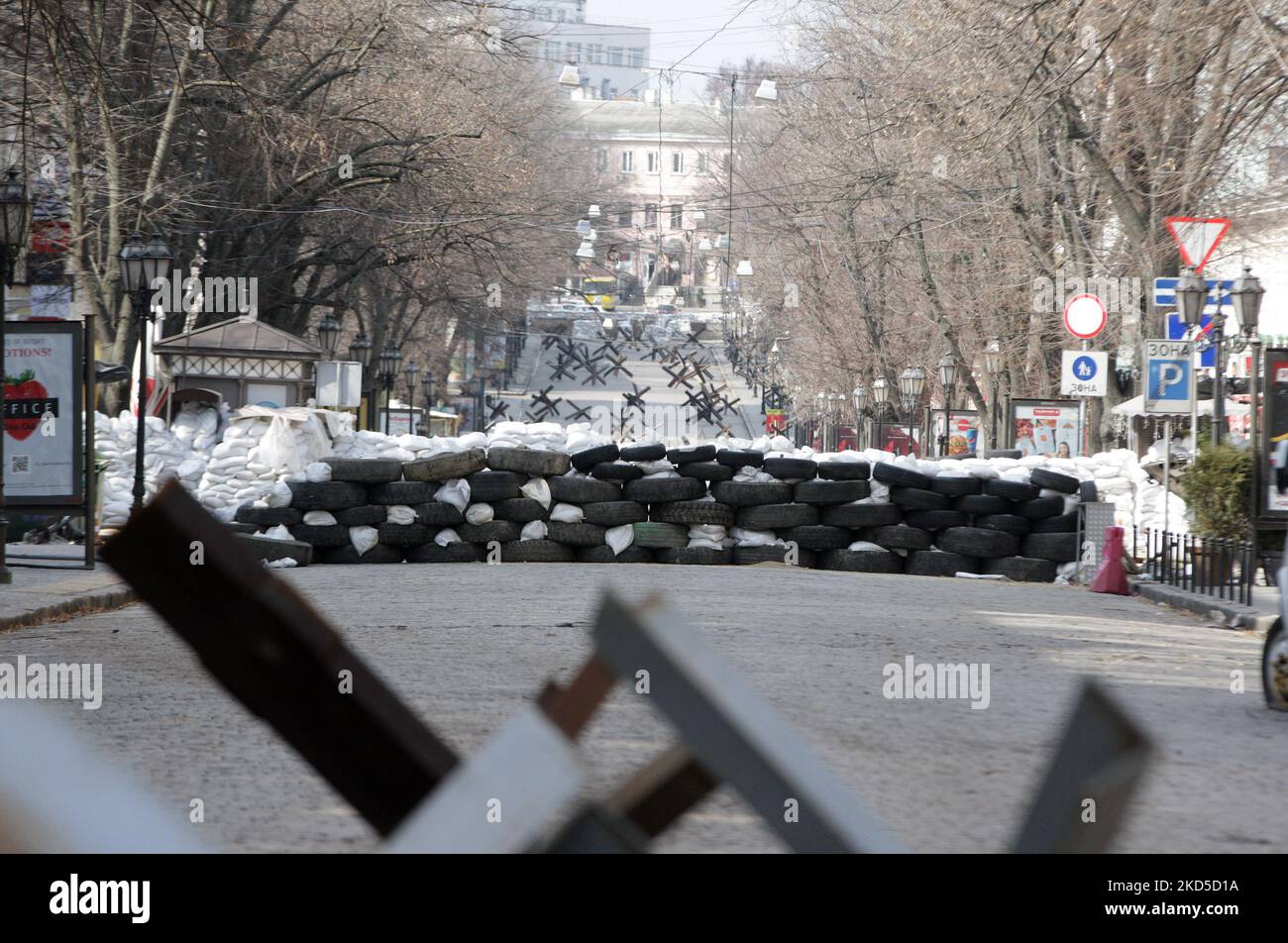 Panzerabwehrhemmnisse sind nach dem Beginn der russischen Invasion während des Ukraine-Russland-Krieges im Zentrum der Stadt Odesa, Ukraine 18 März 2022 gesehen. (Foto von STR/NurPhoto) Stockfoto