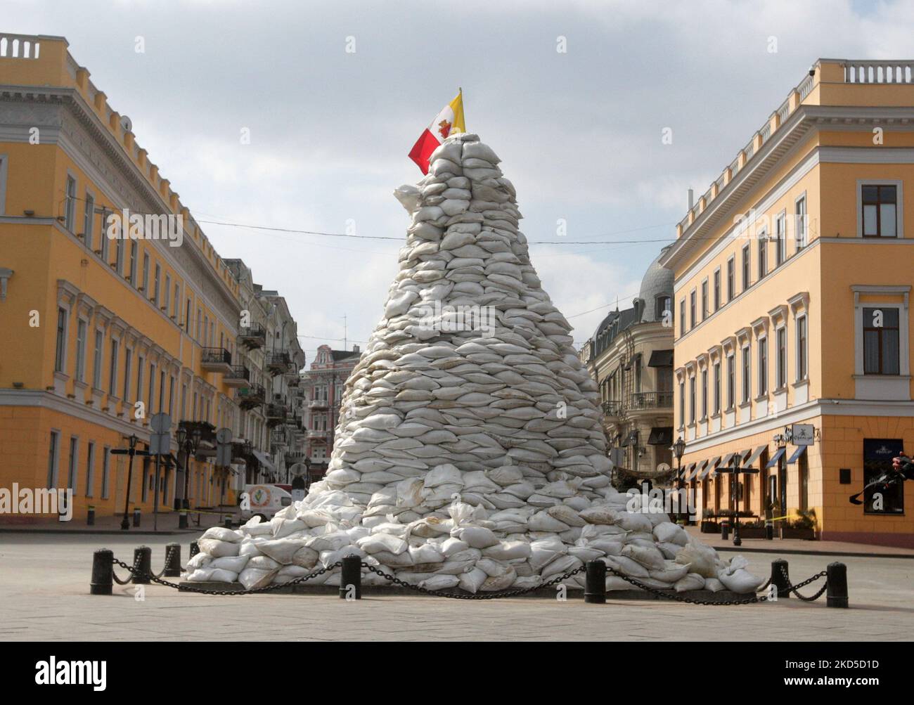 Nach dem Beginn der russischen Invasion während des Ukraine-Russland-Krieges im Zentrum der Stadt Odesa, Ukraine 18. März 2022, ist ein Denkmal für den Stadtgründer Herzog von Richelieu mit Sandsäcken bedeckt. (Foto von STR/NurPhoto) Stockfoto