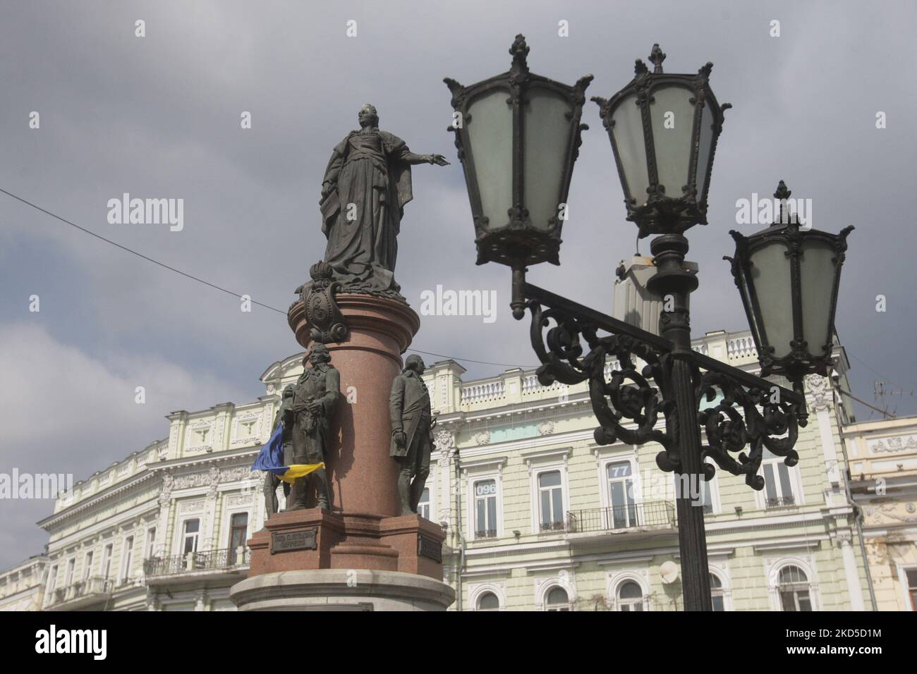 Ein Blick auf die Stadt nach dem Beginn der russischen Invasion während des Ukraine-Russland-Krieges im Zentrum der Stadt Odesa, Ukraine 18. März 2022. (Foto von STR/NurPhoto) Stockfoto