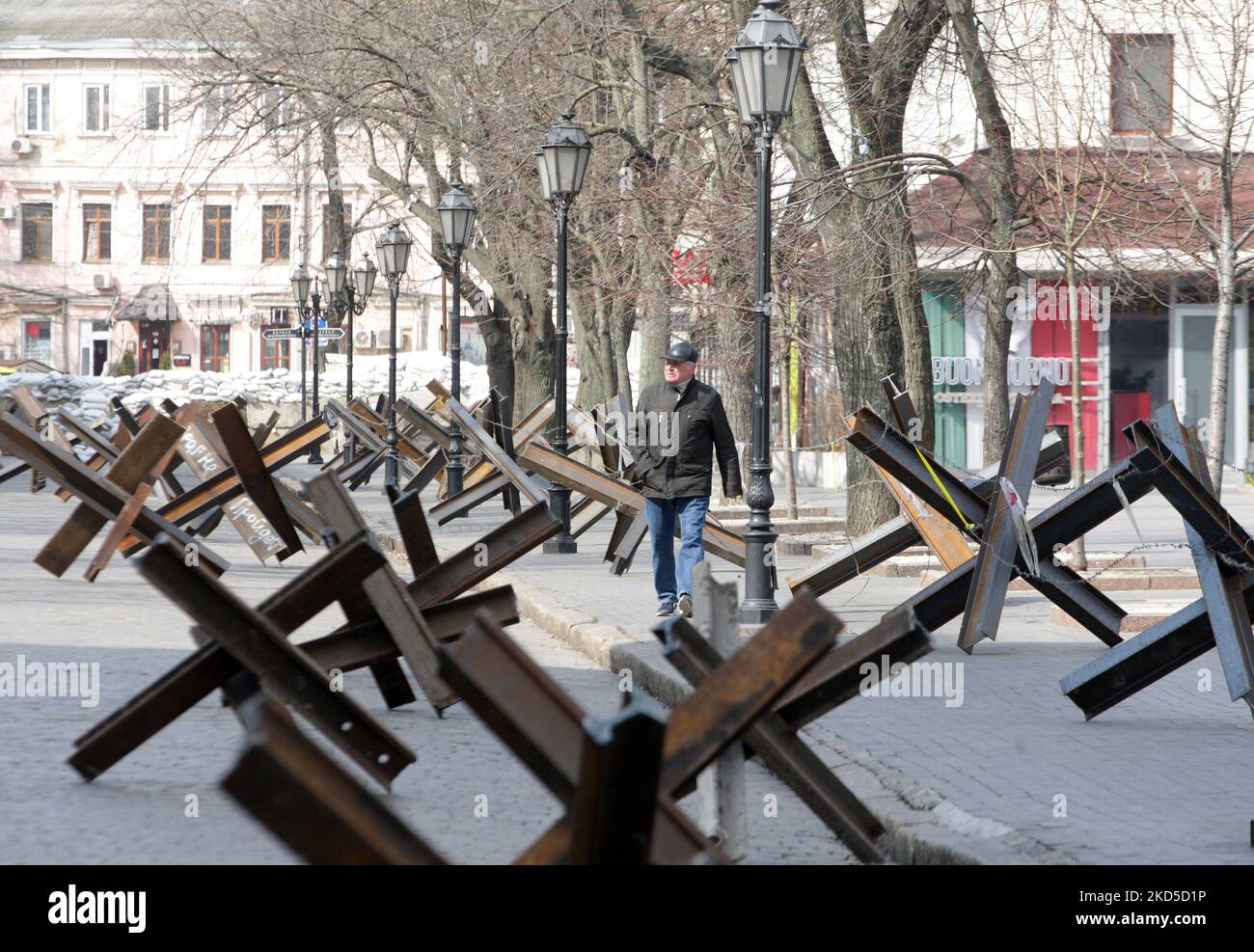 Panzerabwehrhemmnisse sind nach dem Beginn der russischen Invasion während des Ukraine-Russland-Krieges im Zentrum der Stadt Odesa, Ukraine 18 März 2022 gesehen. (Foto von STR/NurPhoto) Stockfoto