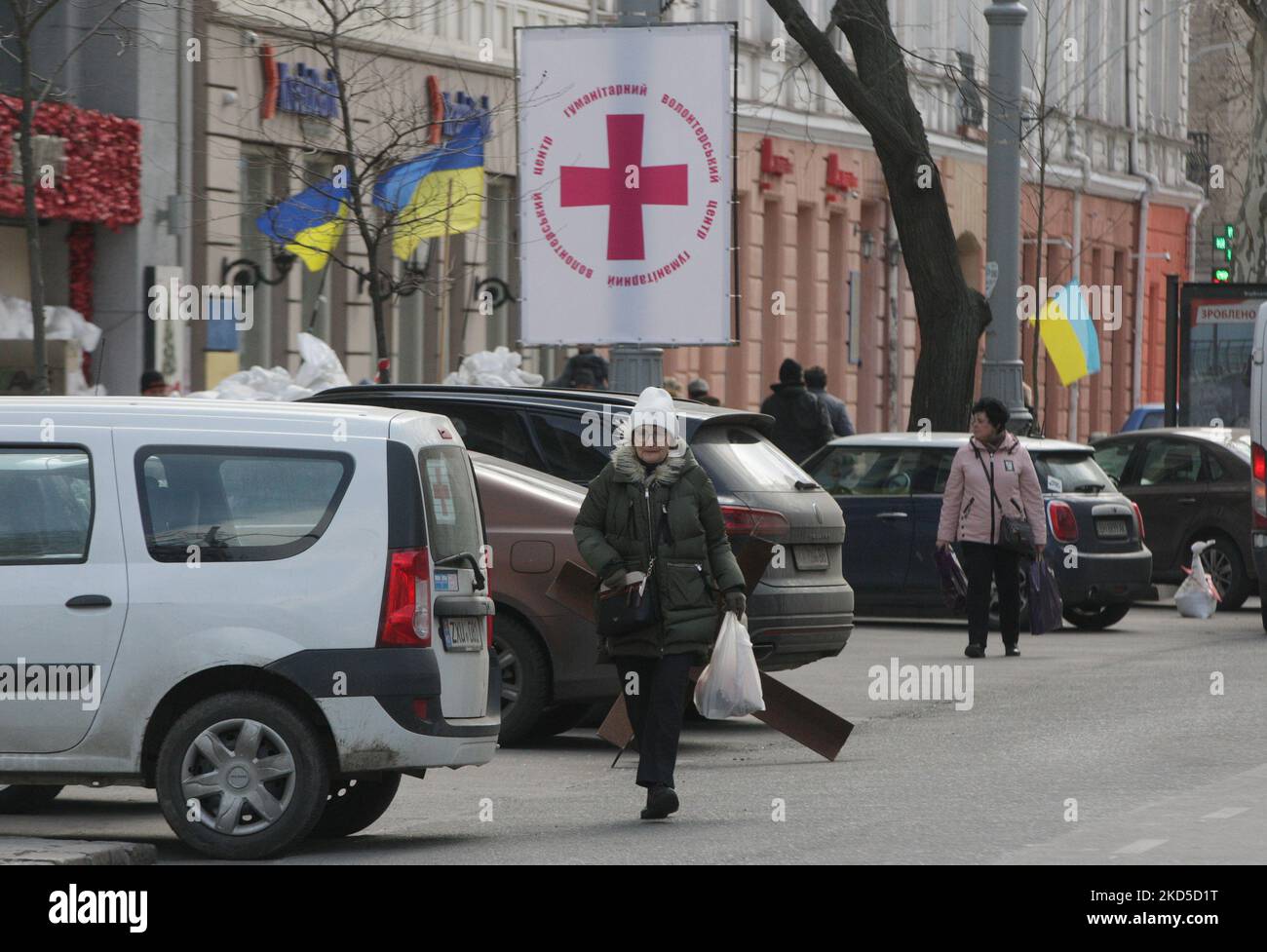 Ukrainer gehen nach dem Beginn der russischen Invasion während des Ukraine-Russland-Krieges im Zentrum der Stadt Odesa, Ukraine 18. März 2022. (Foto von STR/NurPhoto) Stockfoto