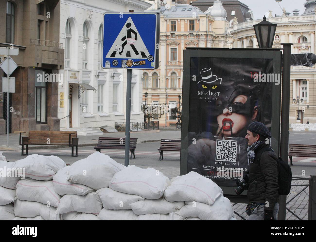 Ein Mann geht nach dem Beginn der russischen Invasion während des Ukraine-Russland-Krieges im Zentrum der Stadt Odesa, Ukraine 18. März 2022. (Foto von STR/NurPhoto) Stockfoto