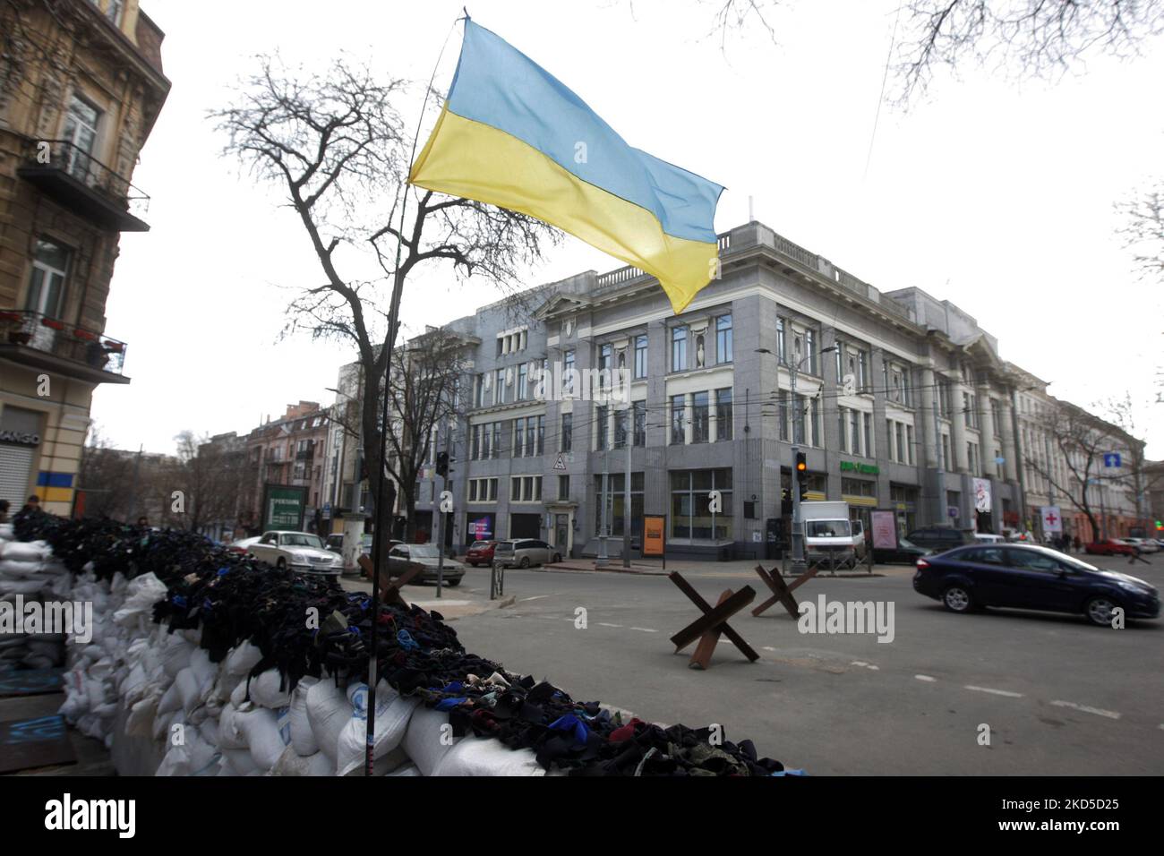 Ukrainer gehen nach dem Beginn der russischen Invasion während des Ukraine-Russland-Krieges im Zentrum der Stadt Odesa, Ukraine, am 18. März 2022, an Panzerschutzhemmnissen vorbei. (Foto von STR/NurPhoto) Stockfoto