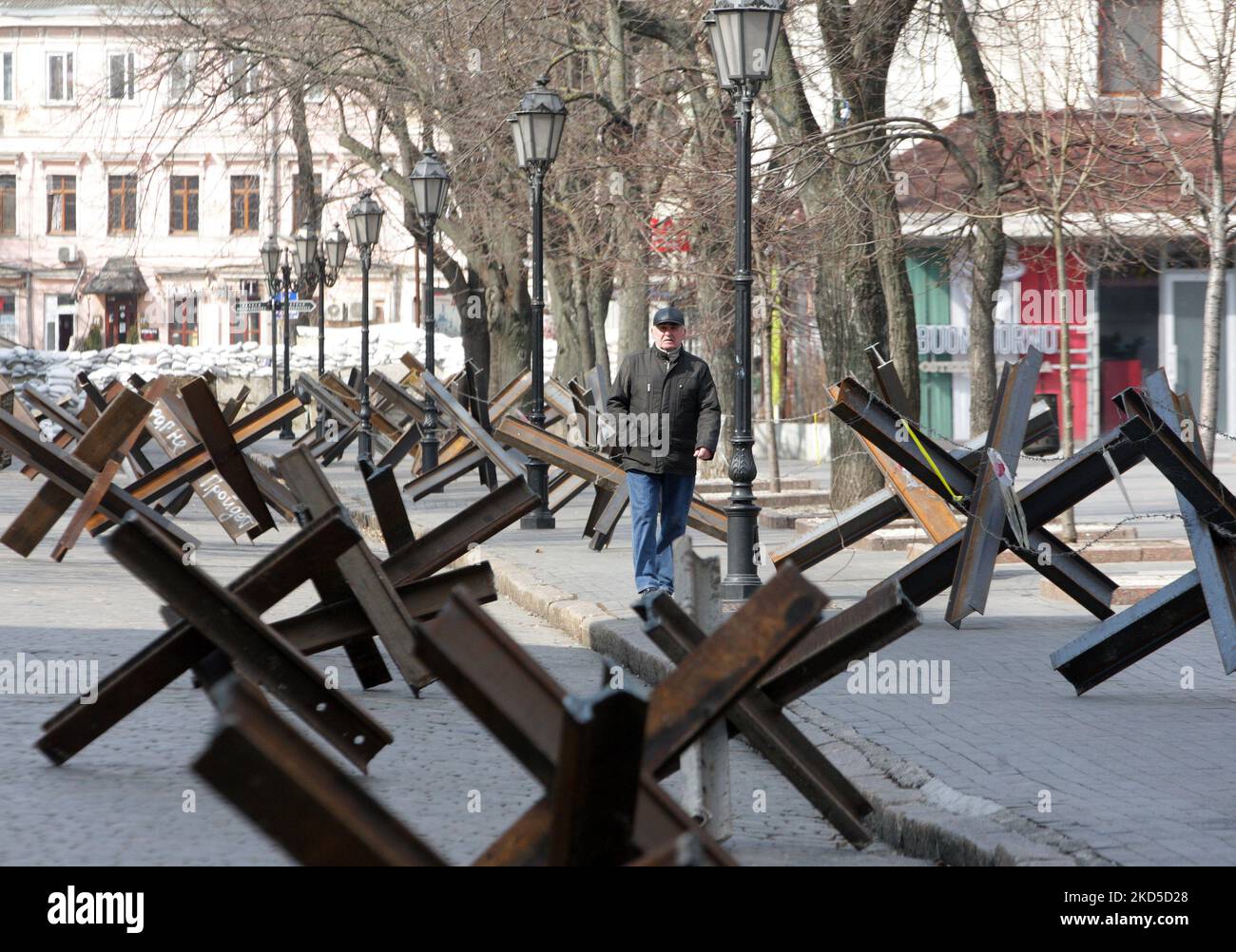 Panzerabwehrhemmnisse sind nach dem Beginn der russischen Invasion während des Ukraine-Russland-Krieges im Zentrum der Stadt Odesa, Ukraine 18 März 2022 gesehen. (Foto von STR/NurPhoto) Stockfoto