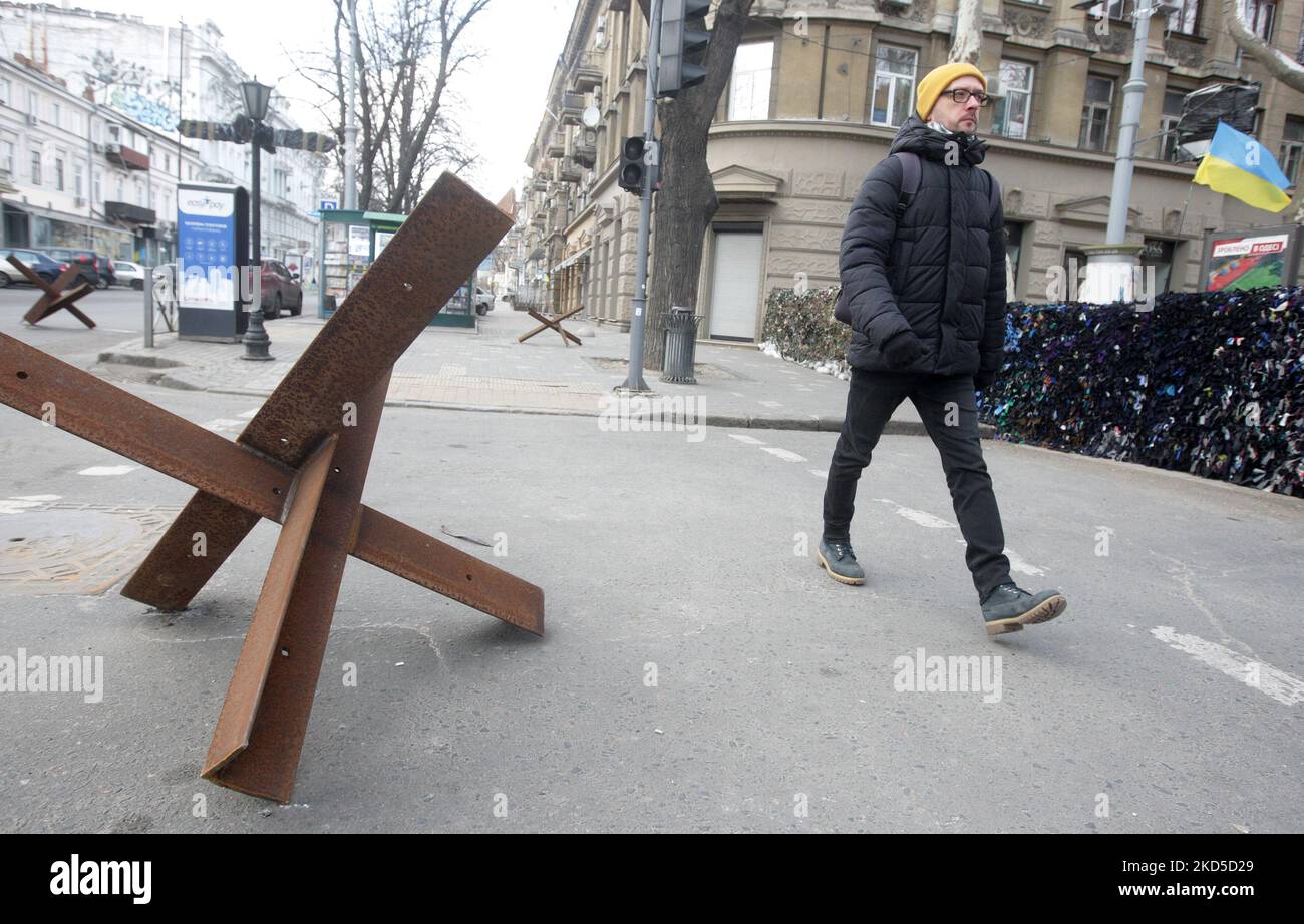 Ein Mann geht nach dem Beginn der russischen Invasion während des Ukraine-Russland-Krieges im Zentrum der Stadt Odesa, Ukraine, am 18. März 2022, an Panzerschutzhemmnissen vorbei. (Foto von STR/NurPhoto) Stockfoto