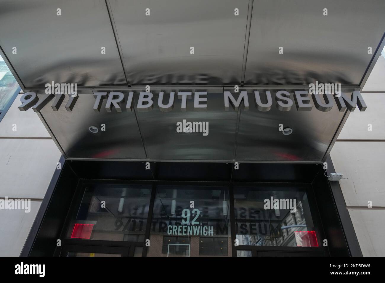 Ein Blick auf das 9/11 Tribute Museum am 18. März 2022. Nach einem starken Rückgang der Besucher und Einnahmen seit Beginn der COVID-19-Pandemie wird das Museum voraussichtlich dauerhaft schließen. Das 9/11 Tribute Museum in der Greenwich Street wurde 2006, getrennt vom 9/11 Memorial bei Ground Zero, eröffnet, ursprünglich von den Witwen und Familien von FDNY-Mitgliedern, die bei den Angriffen ums Leben kamen, als Unterstützungsmechanismus für alle Familien des Opfers. Aber wie so viele andere Unternehmen konnte sie leider nicht überleben und sich finanziell von der Pandemie-Schließung erholen. (Foto von John Nacion/NurPhoto) Stockfoto