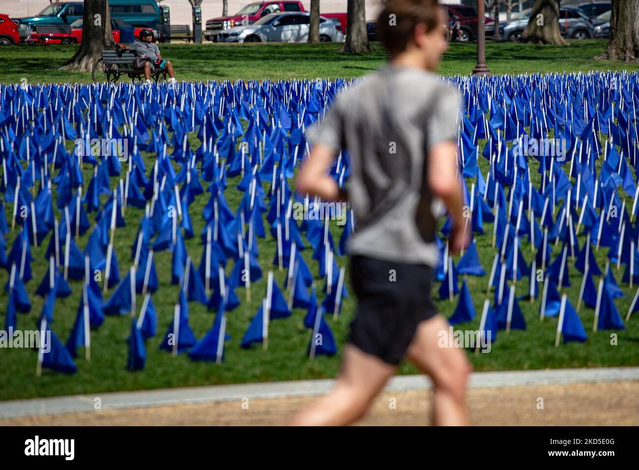 Am 18. März 2022 werden in der National Mall in Washington, D.C. im Rahmen der United in Blue Art Installation blaue Flaggen gesehen. Die Installation ist eine visuelle Darstellung von mehr als 27.400 Menschen unter 50 Jahren, die im Jahr 2030 mit Darmkrebs diagnostiziert wurden. (Foto von Bryan Olin Dozier/NurPhoto) Stockfoto