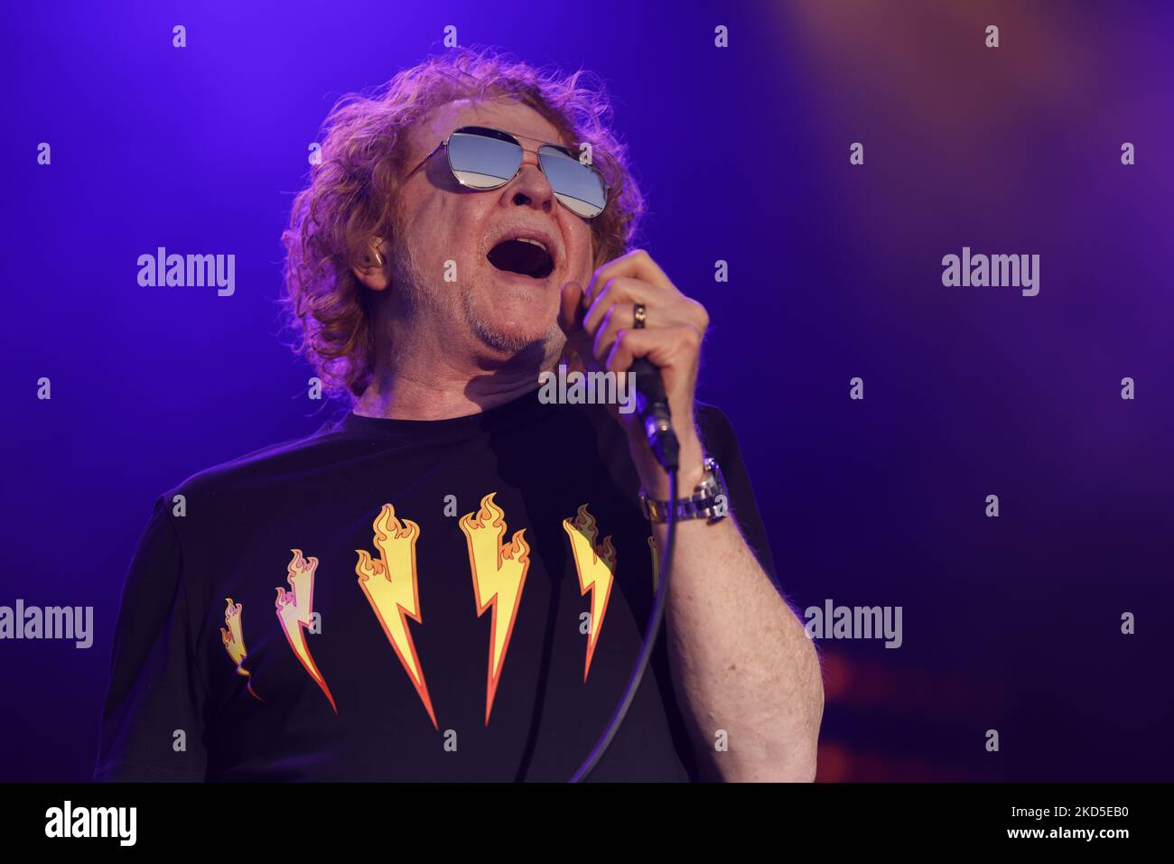 Eine Nahaufnahme des Gesangs von Mick Hucknall beim Live-Konzert der Simply Red Band in Bedford, Großbritannien Stockfoto