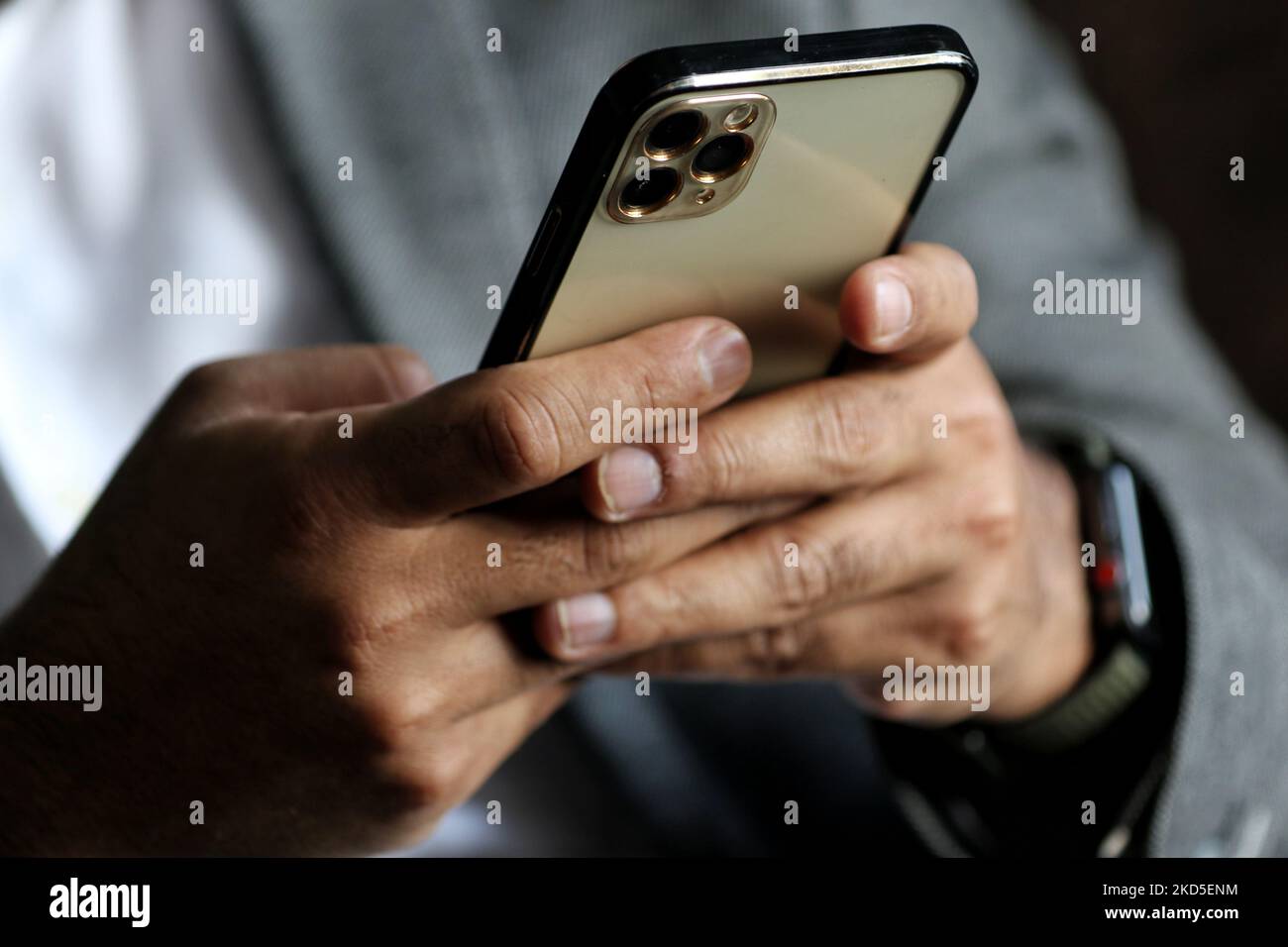 Ein Mann benutzt ein iPhone 13 Pro Max in einem Restaurant in Baramulla Jammu und Kaschmir Indien am 19. März 2022 (Foto von Nasir Kachroo/NurPhoto) Stockfoto