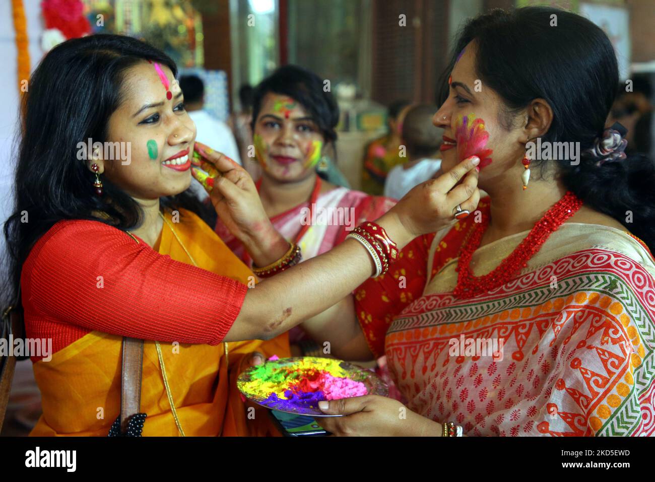 Menschen verbreiten abir (pulverförmige Farbe), um das Dol Purnima Festival am 18. März 2022 im Dhakeshwari-Nationaltempel in Dhaka, Bangladesch, zu feiern. (Foto von Sony Ramany/NurPhoto) Stockfoto