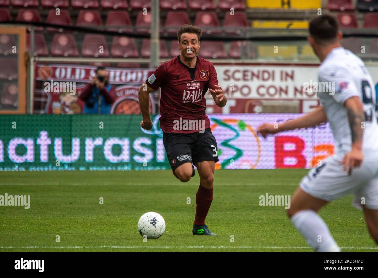 Cionek Thiago Reggina trägt den Ball während des italienischen Fußballspiel der Serie B Reggina 1914 gegen Cosenza Calcio am 19. März 2022 im Stadio Oreste Granillo in Reggio Calabria, Italien (Foto: Valentina Giannettoni/LiveMedia/NurPhoto) Stockfoto