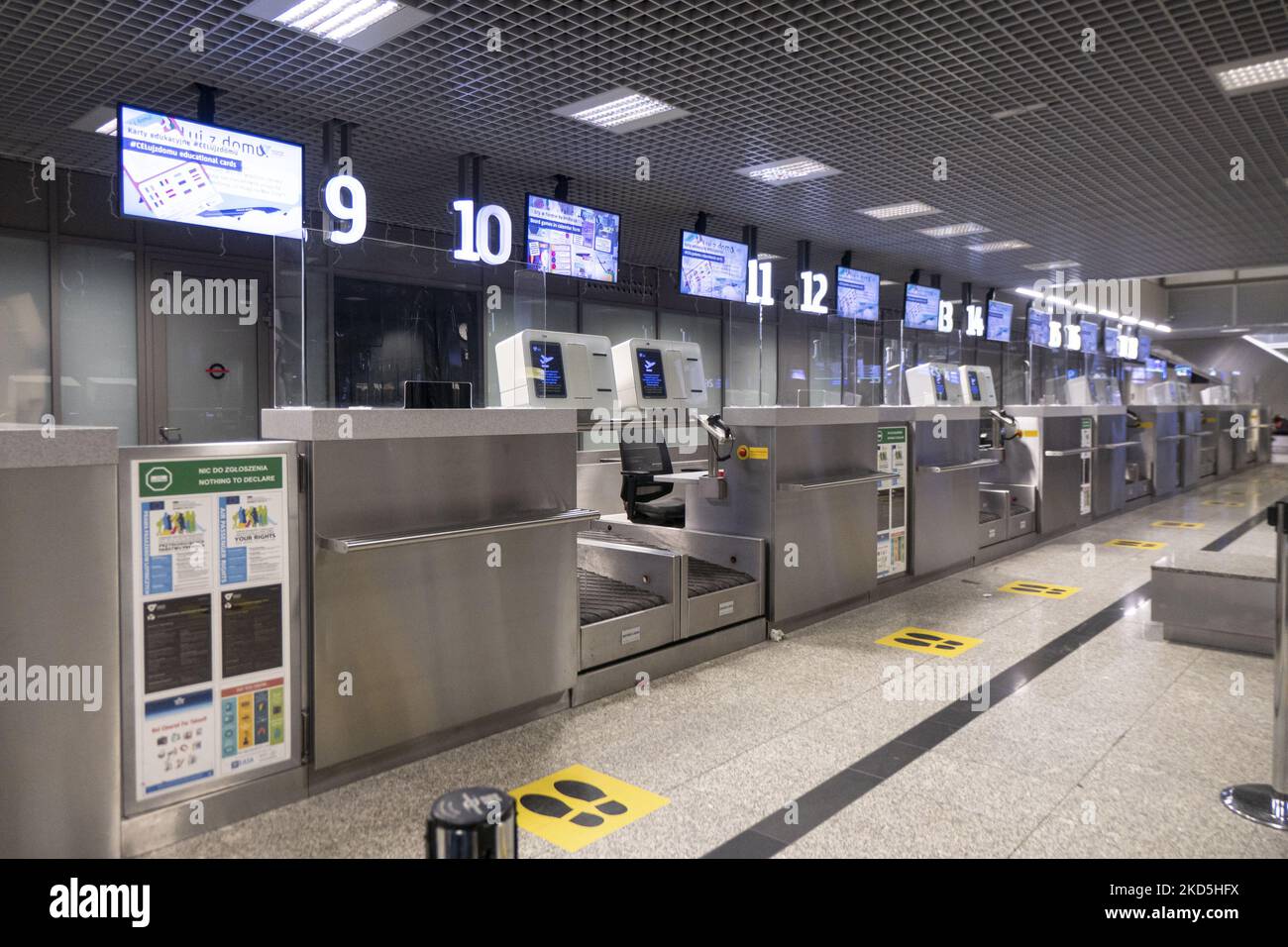 Leere Check-in-Schalter, da der Passagierverkehr aufgrund der Pandemie zurückgegangen ist. Kraków John Paul II International Airport KRK bekannt als Krakow Balice Airport. Check-in-Schalter, Ankunfts- und Abflughalle sowie der Gates-Bereich des polnischen Flughafenterminals. Es ist der zweitgrößte Flughafen in Bezug auf den Passagierverkehr in Polen. Die Luftfahrtindustrie und das Passagieraufkommen befinden sich in einer schwierigen Phase, da die Coronavirus-Pandemie Covid-19 negative Auswirkungen auf die Reisebranche hat und aufgrund der neuen Variantenmutation wie Omicron am Fft eine Verschlechterung der Situation befürchtet wird Stockfoto