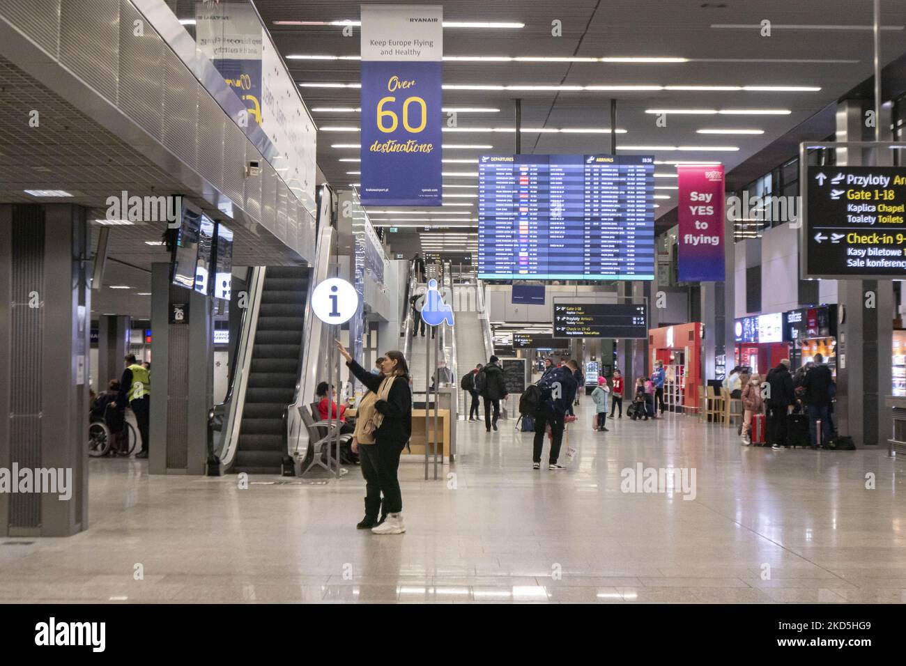 Kraków John Paul II International Airport KRK bekannt als Krakow Balice Airport. Check-in-Schalter, Ankunfts- und Abflughalle sowie der Gates-Bereich des polnischen Flughafenterminals. Es ist der zweitgrößte Flughafen in Bezug auf den Passagierverkehr in Polen. Die Luftfahrtindustrie und das Passagieraufkommen befinden sich in einer schwierigen Phase, da die Coronavirus-Pandemie Covid-19 negative Auswirkungen auf die Reisebranche hat und aufgrund der neuen Variantenmutation wie Omicron bei der fünften Welle eine Verschlechterung der Situation befürchtet wird. Krakau, Polen am 18. März 2022 (Foto von Nicolas Economou/NurPhoto) Stockfoto