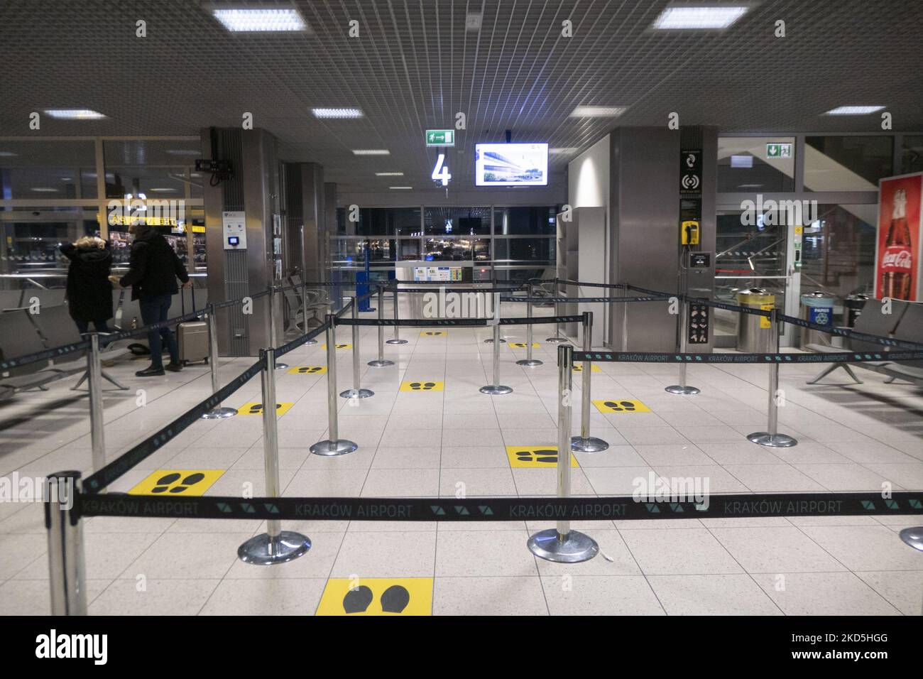 Passagiere sind rund um den GATE-Bereich in Kraków John Paul II International Airport KRK bekannt als Krakau Balice Flughafen gesehen. Check-in-Schalter, Ankunfts- und Abflughalle sowie der Gates-Bereich des polnischen Flughafenterminals. Es ist der zweitgrößte Flughafen in Bezug auf den Passagierverkehr in Polen. Die Luftfahrtindustrie und das Passagieraufkommen befinden sich in einer schwierigen Phase, da die Coronavirus-Pandemie Covid-19 negative Auswirkungen auf die Reisebranche hat und aufgrund der neuen Variantenmutation wie Omicron bei der fünften Welle eine Verschlechterung der Situation befürchtet wird. Krakau, Polen, am 18. März, Stockfoto