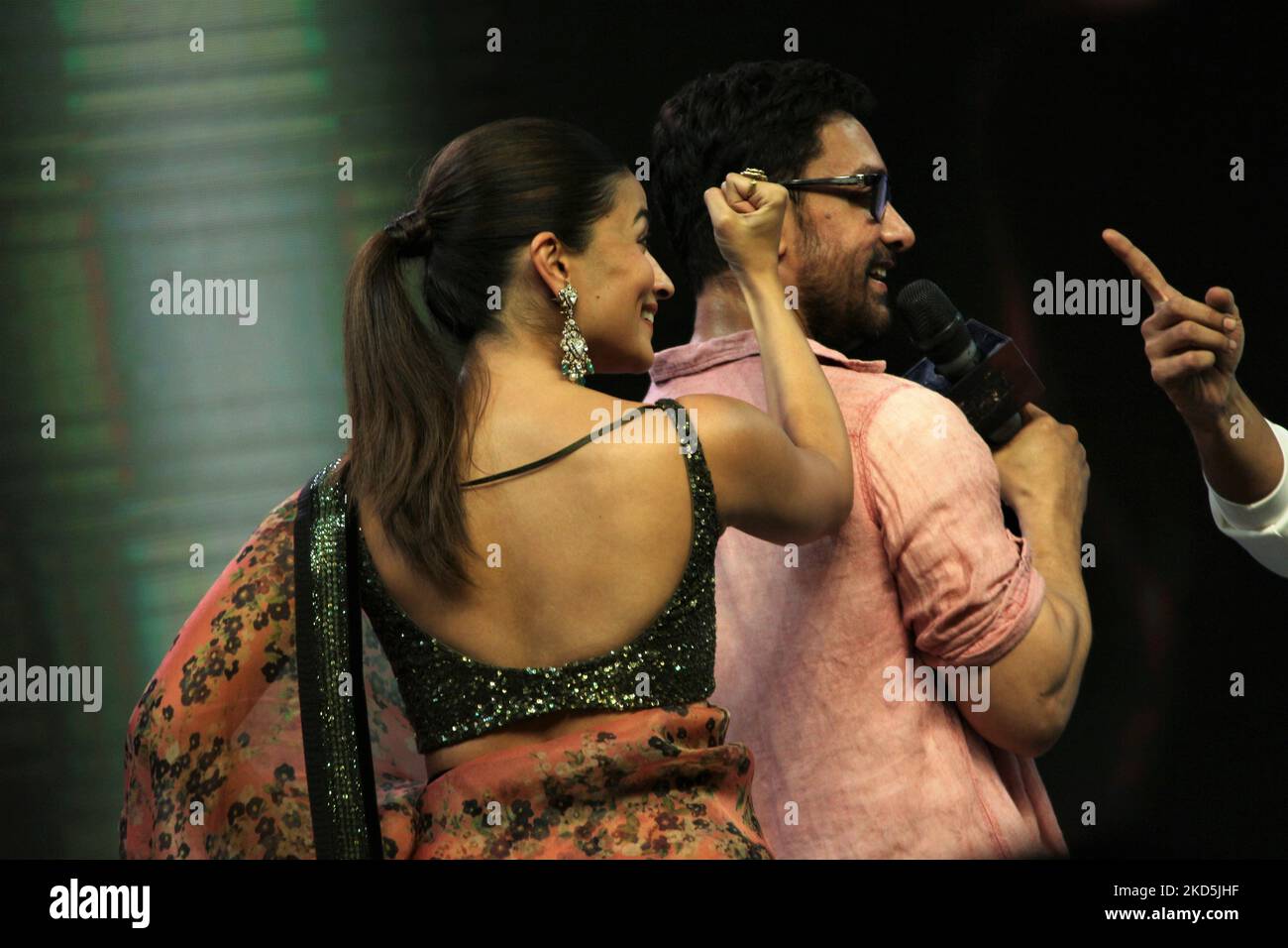 Bollywood-Schauspielerin Alia Bhatt agiert mit dem Schauspieler Aamir Khan während einer Werbeveranstaltung ihres kommenden Telugu-Films „RRR“ am 20. März 2022 in Neu-Delhi, Indien. (Foto von Mayank Makhija/NurPhoto) Stockfoto