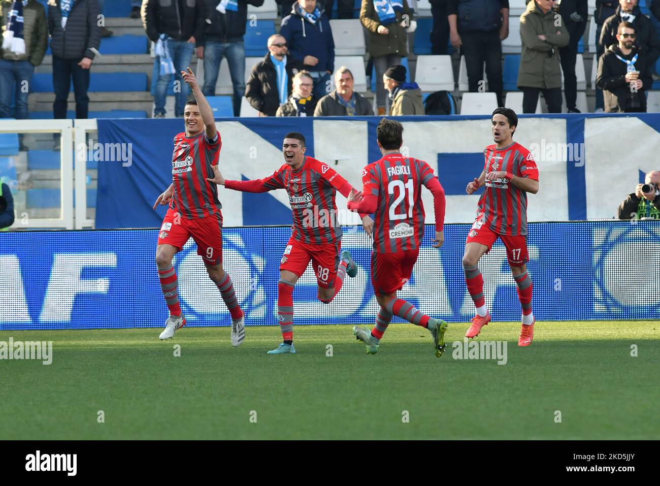 daniel ciofani (cremonese) feiert das Ziel des Jahres 0-1 mit luca zimacchia und nicolo fagioli während des italienischen Fußballspiel Serie B SPAL gegen US Cremonese am 20. März 2022 im Stadio Paolo Mazza in Ferrara, Italien (Foto: Alessio Tarpini/LiveMedia/NurPhoto) Stockfoto