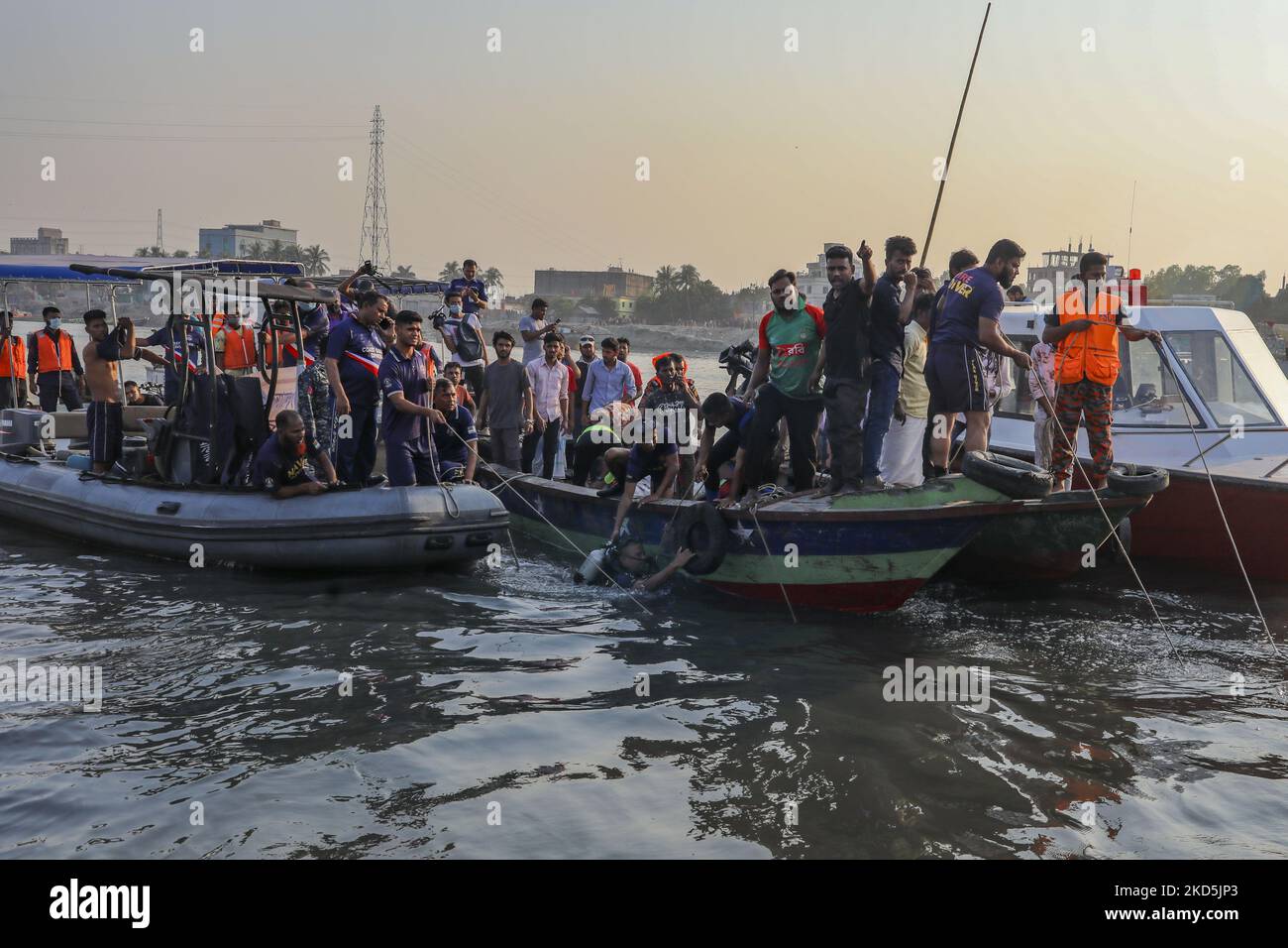 Rettungskräfte versuchen am 20. März 2022, Leichen von einer versunkenen Fähre im Fluss Shitalakshya in Narayanganj, Bangladesch, zu sammeln. Sechs Leichen wurden geborgen, es ist nicht sofort klar, wie viele noch fehlen. (Foto von Kazi Salahuddin Razu/NurPhoto) Stockfoto