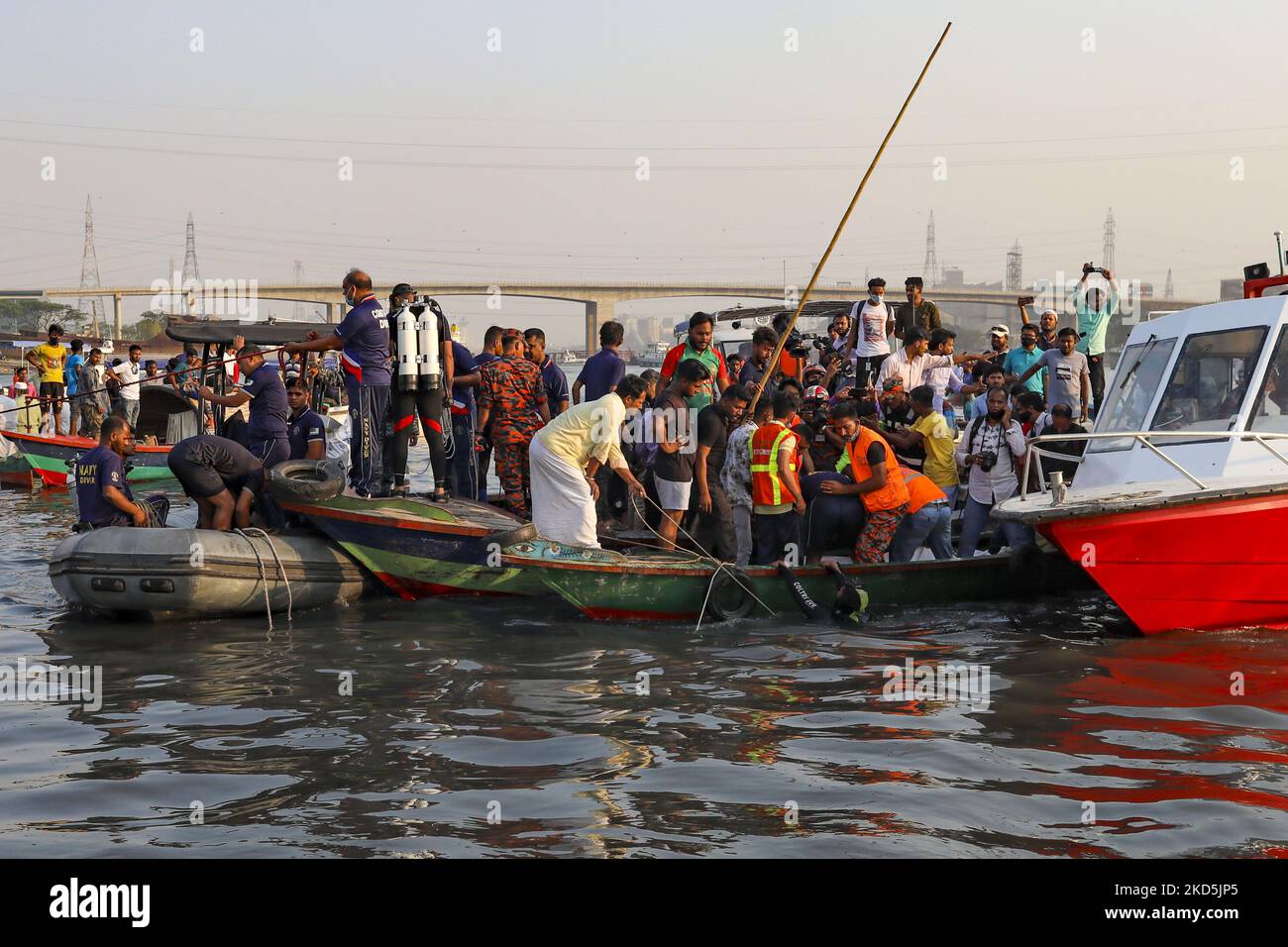 Rettungskräfte versuchen am 20. März 2022, Leichen von einer versunkenen Fähre im Fluss Shitalakshya in Narayanganj, Bangladesch, zu sammeln. Sechs Leichen wurden geborgen, es ist nicht sofort klar, wie viele noch fehlen. (Foto von Kazi Salahuddin Razu/NurPhoto) Stockfoto