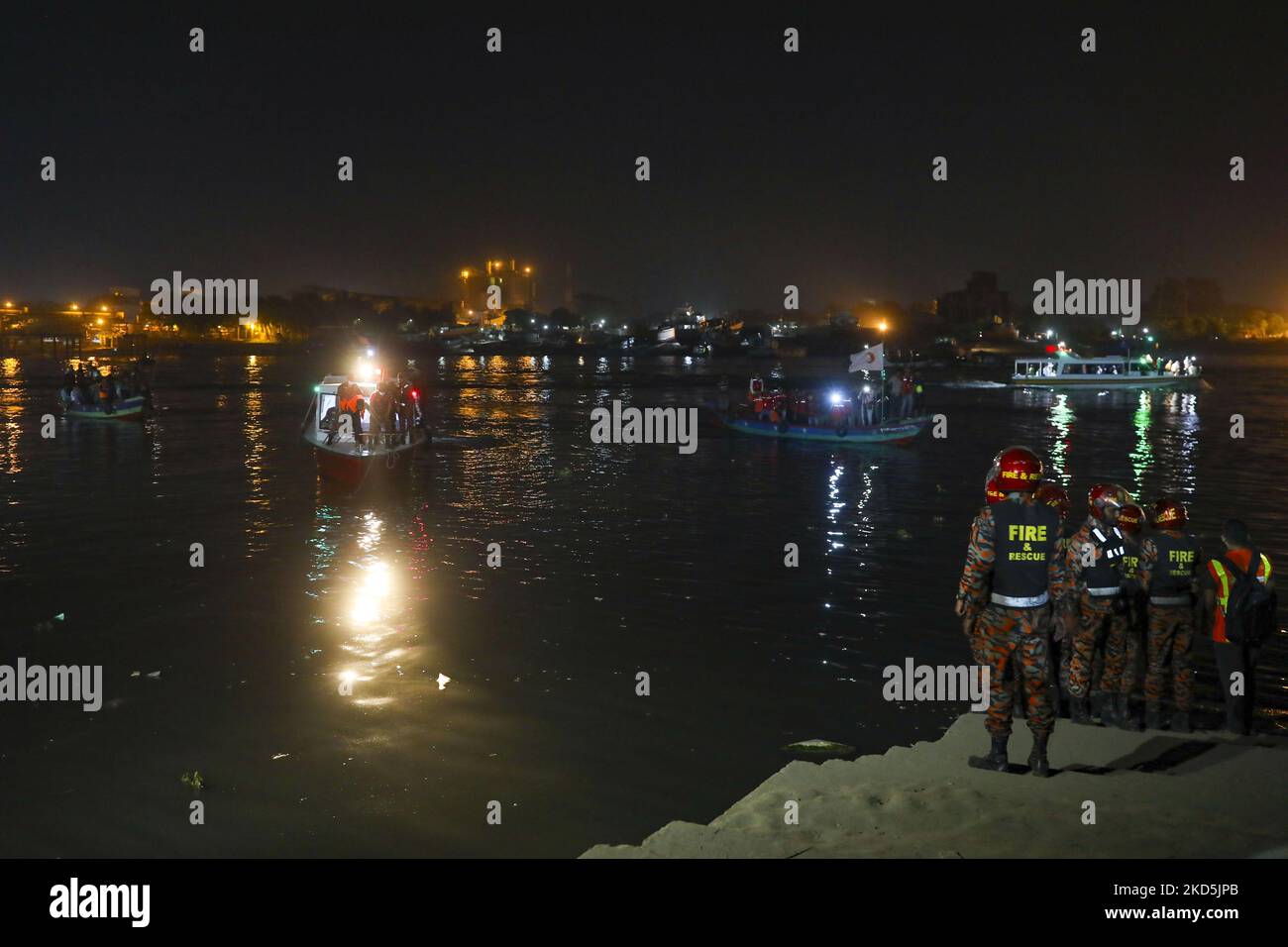 Rettungskräfte versuchen am 20. März 2022, Leichen von einer versunkenen Fähre im Fluss Shitalakshya in Narayanganj, Bangladesch, zu sammeln. Sechs Leichen wurden geborgen, es ist nicht sofort klar, wie viele noch fehlen. (Foto von Kazi Salahuddin Razu/NurPhoto) Stockfoto
