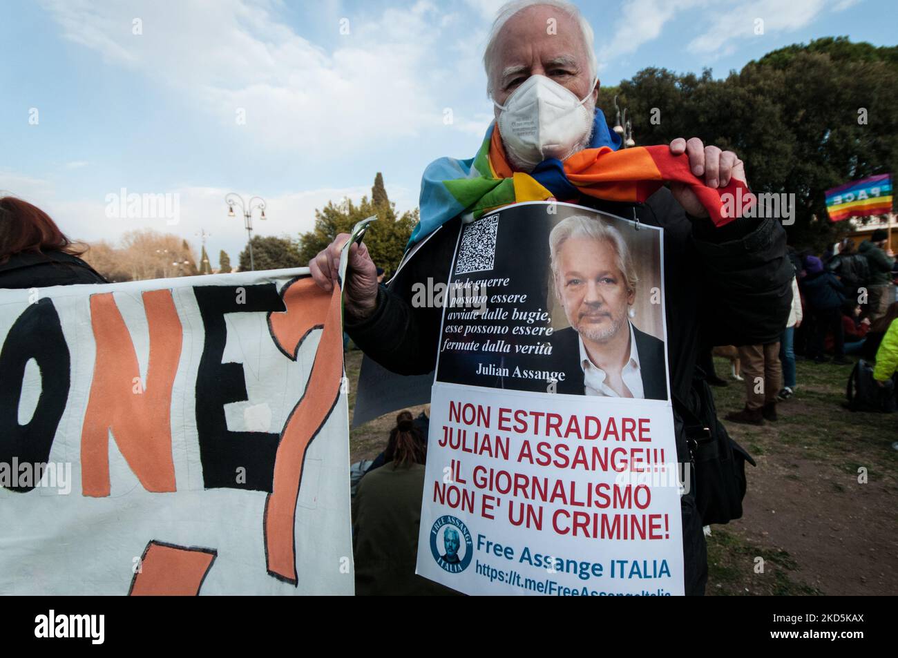 Aktivisten während des Konzerts für den Frieden gegen den Krieg in der Ukraine, Piazza San Giovanni, Rom, Italien, am 20. März, 2022 zeigt ein Banner für die Freilassung von Julian Assange, der im Vereinigten Königreich wegen Auslieferung an die Vereinigten Staaten inhaftiert wurde, da ihm vorgeworfen wird, geheime amerikanische Militärdokumente gesammelt und veröffentlicht zu haben, und bei Auslieferung droht eine Haftstrafe von 175 Jahren. (Foto: Andrea Ronchini/NurPhoto) Stockfoto