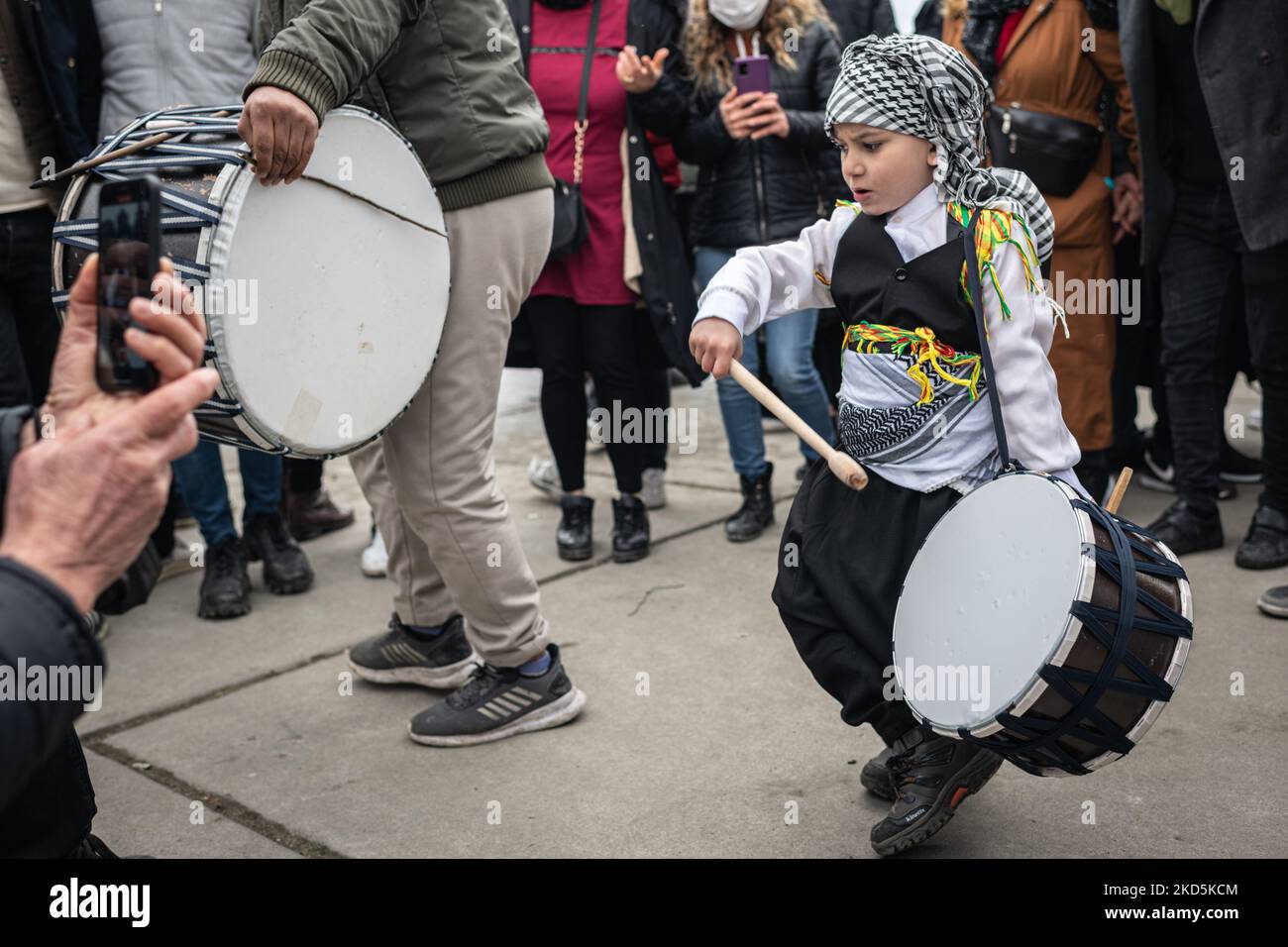 Am 20. März 2022 versammelten sich kurdische Bürger in Istanbul, Türkei, im Veranstaltungsbereich von Yenikapi, um Newroz zu feiern, einen Feiertag in vielen Kulturen des Nahen Ostens, einschließlich der Kurden, zur Anerkennung der Frühlings-Tagundnachtgleiche und der Ankunft des kurdischen Neuen Jahres. Die Veranstaltung wird auch von vielen Wählern und Anhängern der pro-kurdischen Demokratischen Partei der Völker (HDP) besucht. (Foto von Diego Cupolo/NurPhoto) Stockfoto