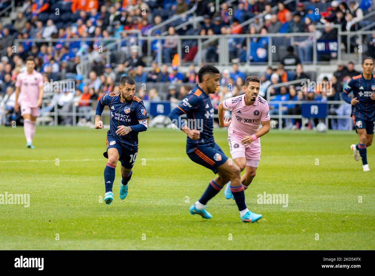 Der FC Cincinnati Mittelfeldspieler Luciano Acosta wird während eines Fußballspiels der Major League zwischen dem FC Cincinnati und Inter Miami im TQL Stadium in Cincinnati, Ohio, gesehen. Samstag, 19. März 2022. FC Cincinnati besiegte Inter Miami FC 3-1. (Foto von Jason Whitman/NurPhoto) Stockfoto