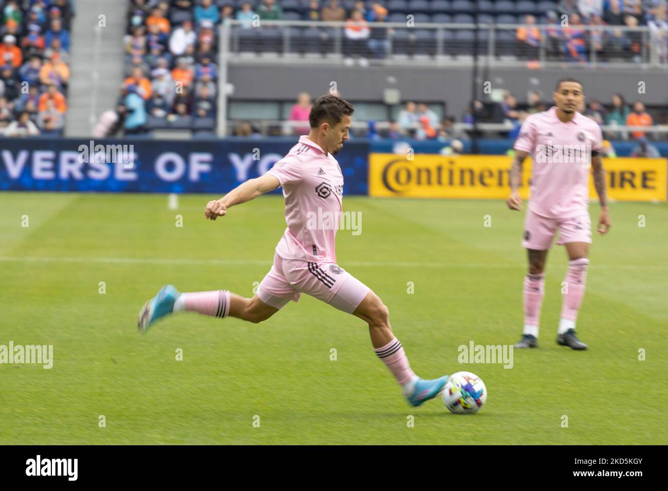 Der Verteidiger von Inter Miami, Jean Mota, bewegt den Ball im TQL Stadium in Cincinnati, Ohio, während eines Fußballspiels der Major League zwischen dem FC Cincinnati und Inter Miami nach oben. Samstag, 19. März 2022. FC Cincinnati besiegte Inter Miami FC 3-1. (Foto von Jason Whitman/NurPhoto) Stockfoto