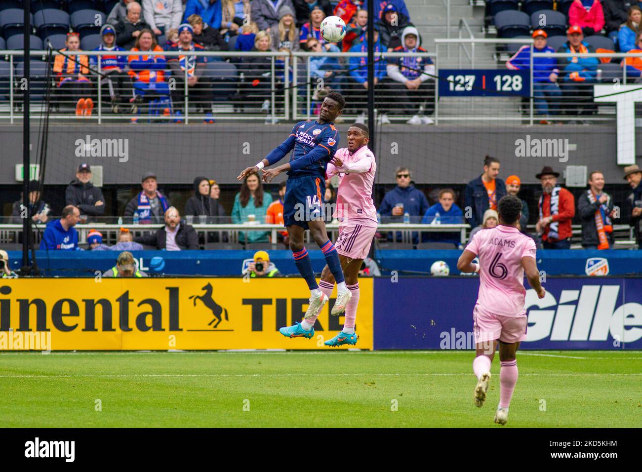 Dominique Badji, der FC Cincinnati-Vorsteher, führt den Ball während eines Fußballspiels der Major League zwischen dem FC Cincinnati und Inter Miami im TQL Stadium in Cincinnati, Ohio, an. Samstag, 19. März 2022. FC Cincinnati besiegte Inter Miami FC 3-1. (Foto von Jason Whitman/NurPhoto) Stockfoto