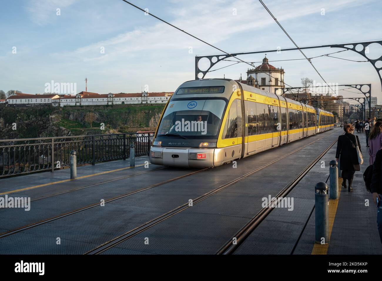 Gelber Stadtzug von Porto Metro öffentlicher Verkehr an der Dom Luis I Brücke - Porto, Portugal Stockfoto