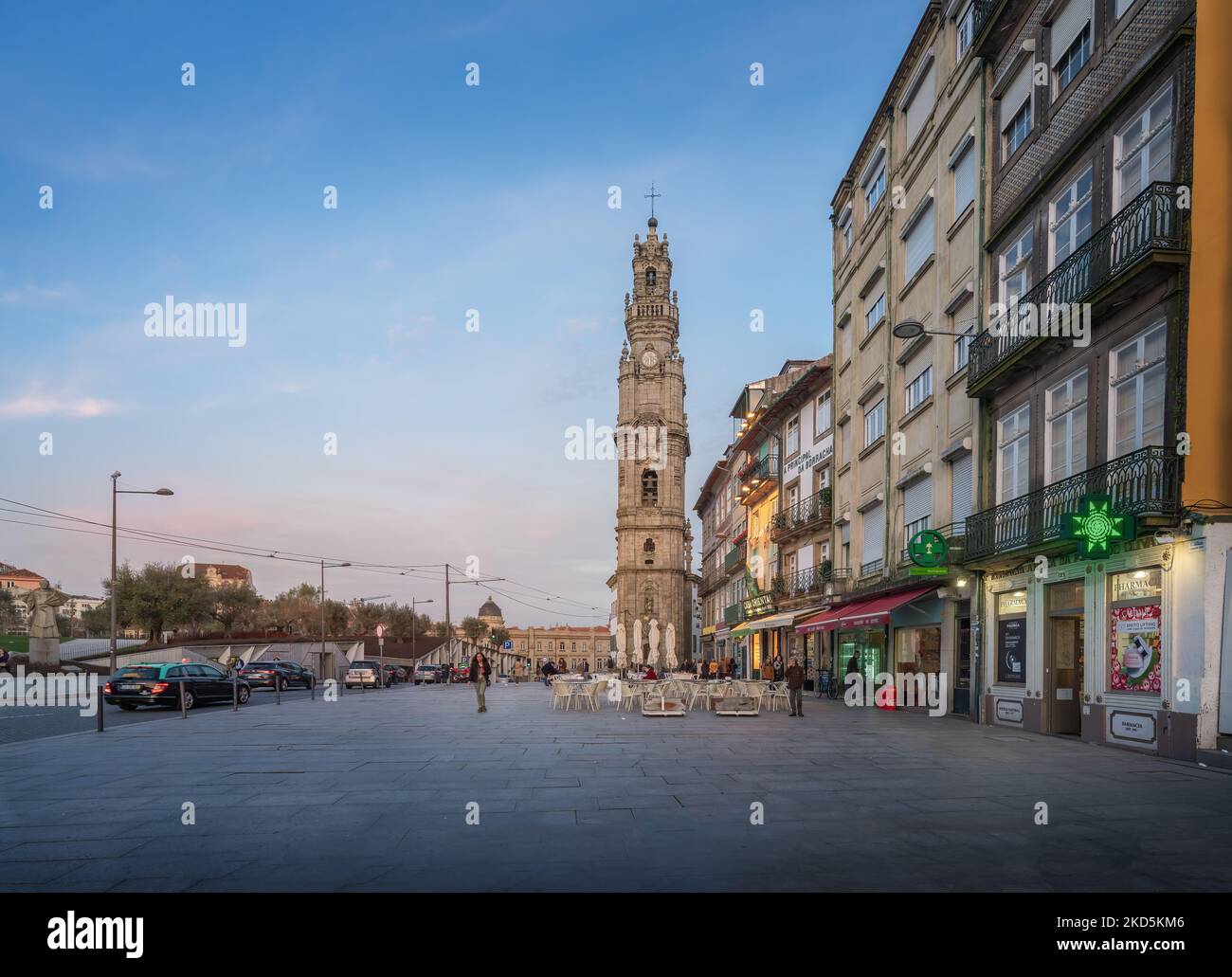 Porto, Portugal - 6. Feb 2020: Clerigos-Turm bei Sonnenuntergang - Porto, Portugal Stockfoto