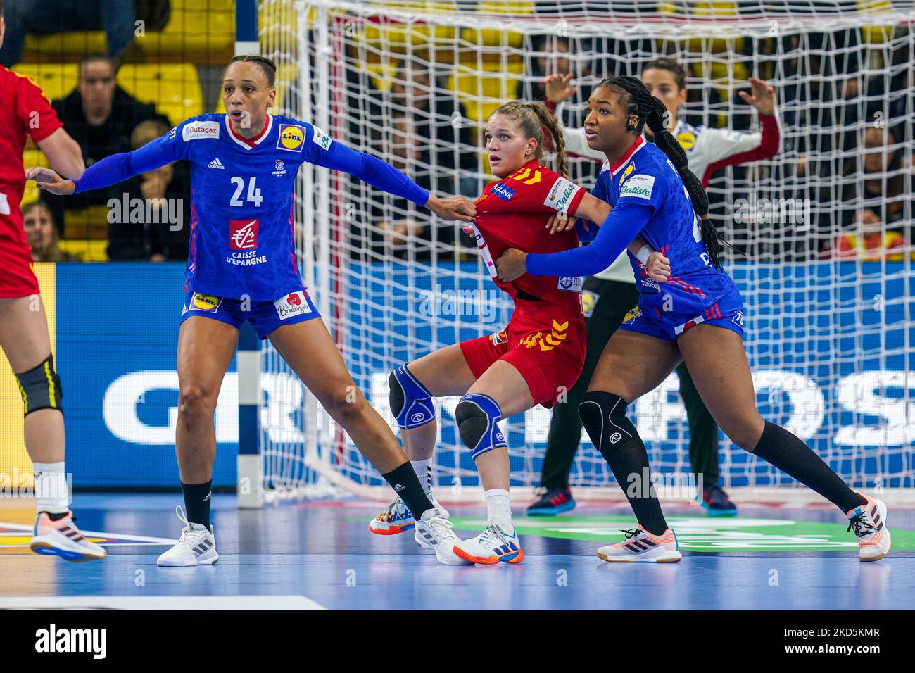 SKOPJE, NORDMAKEDONIEN - 5. NOVEMBER: Beatrice Edwige aus Frankreich während der Vorrunde - EHF EURO 2022 Spiel zwischen Frankreich und Nordmakedonien im A1 Arena SC Boris Trajkovski am 5. November 2022 in Skopje, Nordmakedonien (Foto: Henk Seppen/Orange Picches) Stockfoto