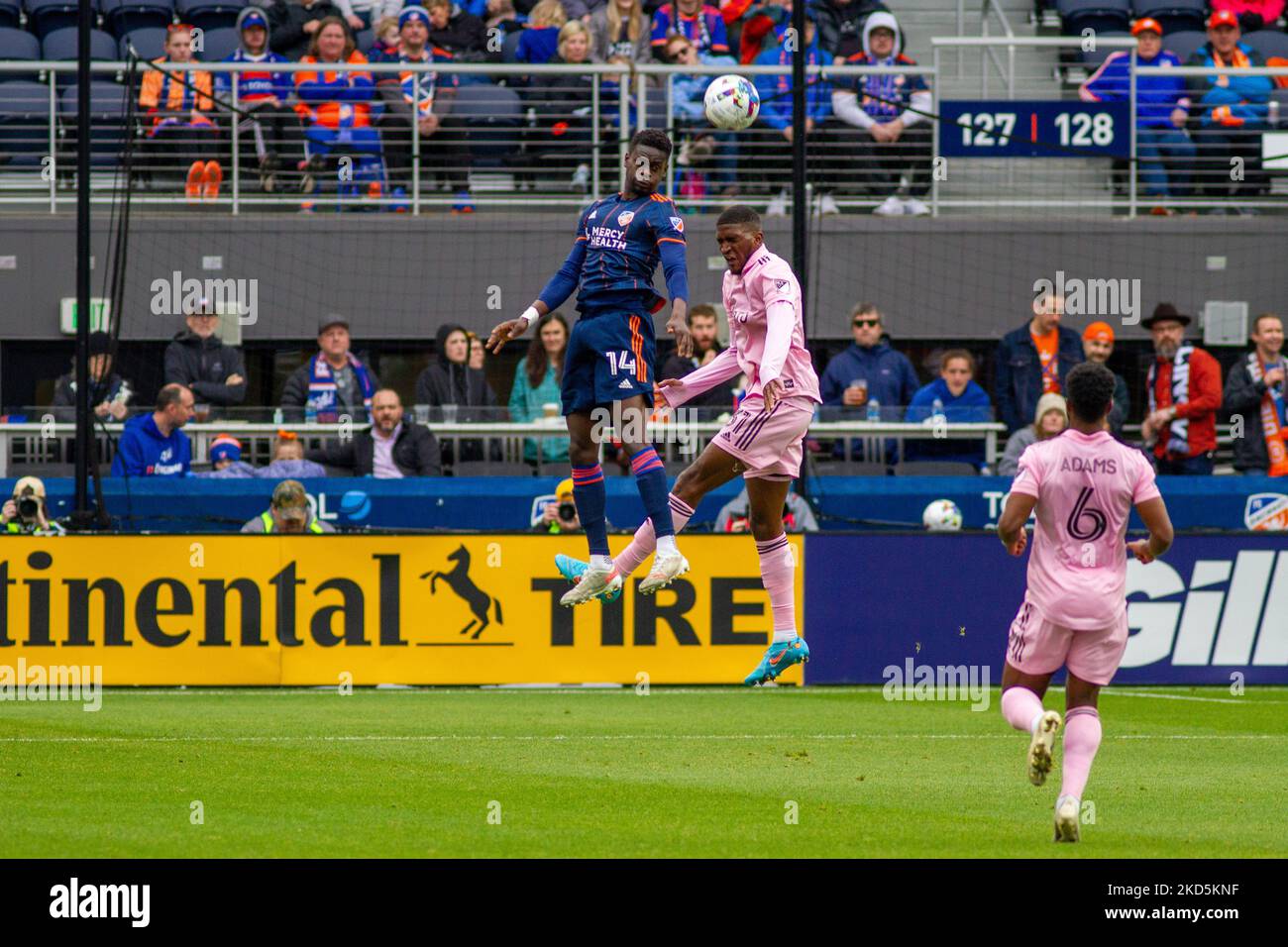 Dominique Badji, der FC Cincinnati-Vorsteher, führt den Ball während eines Fußballspiels der Major League zwischen dem FC Cincinnati und Inter Miami im TQL Stadium in Cincinnati, Ohio, an. Samstag, 19. März 2022. FC Cincinnati besiegte Inter Miami FC 3-1. (Foto von Jason Whitman/NurPhoto) Stockfoto
