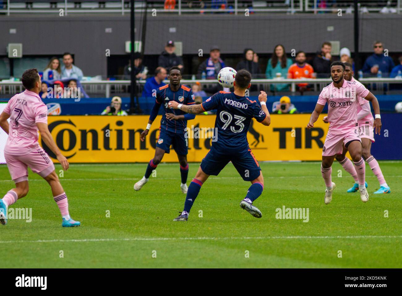 Der FC Cincinnati Mittelfeldspieler Junior Moreno kämpft im TQL Stadium in Cincinnati, Ohio, während eines Fußballspiels der Major League zwischen dem FC Cincinnati und Inter Miami um den Ball. Samstag, 19. März 2022. FC Cincinnati besiegte Inter Miami FC 3-1. (Foto von Jason Whitman/NurPhoto) Stockfoto
