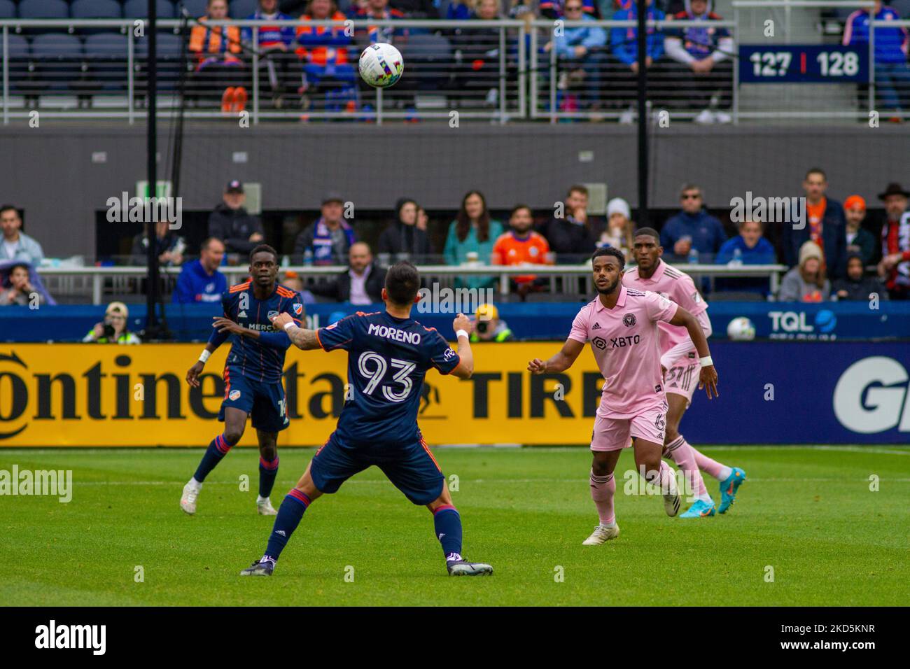 Der FC Cincinnati Mittelfeldspieler Junior Moreno kämpft im TQL Stadium in Cincinnati, Ohio, während eines Fußballspiels der Major League zwischen dem FC Cincinnati und Inter Miami um den Ball. Samstag, 19. März 2022. FC Cincinnati besiegte Inter Miami FC 3-1. (Foto von Jason Whitman/NurPhoto) Stockfoto