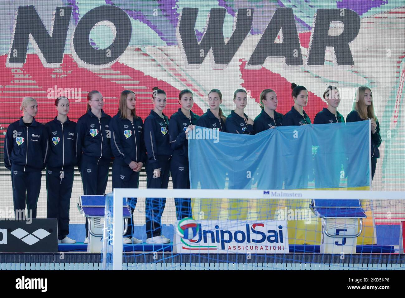 Die ukrainische Nationalmannschaft der synchronisierten Schwimmgäste im Frecciarossa Aquatic Center. Während des italienischen Wasserball-Finales der Frauen Coppa Italia - SIS Roma gegen Plebiscito Padova am 20. März 2022 im Polo Acquatico Frecciarossa in Roma, Italien (Foto: Luigi Mariani/LiveMedia/NurPhoto) Stockfoto