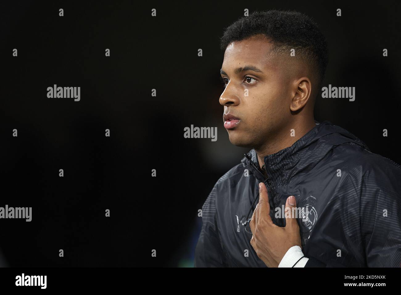 Rodrygo geht vor dem Spiel der La Liga Santander zwischen Real Madrid CF und dem FC Barcelona im Estadio Santiago Bernabeu am 20. März 2022 in Madrid, Spanien, gegen Real Madrid vor. (Foto von Jose Breton/Pics Action/NurPhoto) Stockfoto