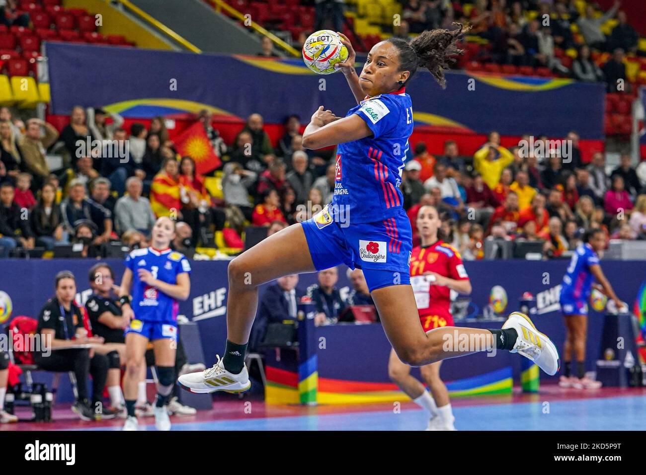 SKOPJE, NORDMAKEDONIEN - 5. NOVEMBER: Estelle Nze Minko aus Frankreich während der Vorrunde - EHF EURO 2022 Spiel zwischen Frankreich und Nordmakedonien im A1 Arena SC Boris Trajkovski am 5. November 2022 in Skopje, Nordmakedonien (Foto: Henk Seppen/Orange Picches) Stockfoto