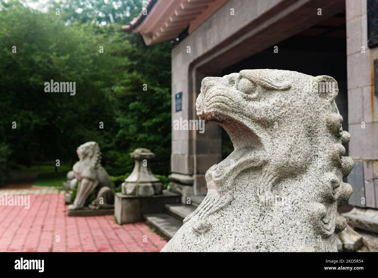 Yuzhno-Sachalinsk, Russland - 05. August 2022: Traditionelle japanische Statuen eines steinernen Löwen am Eingang zum Sakhalin Museum of Local Lore Stockfoto