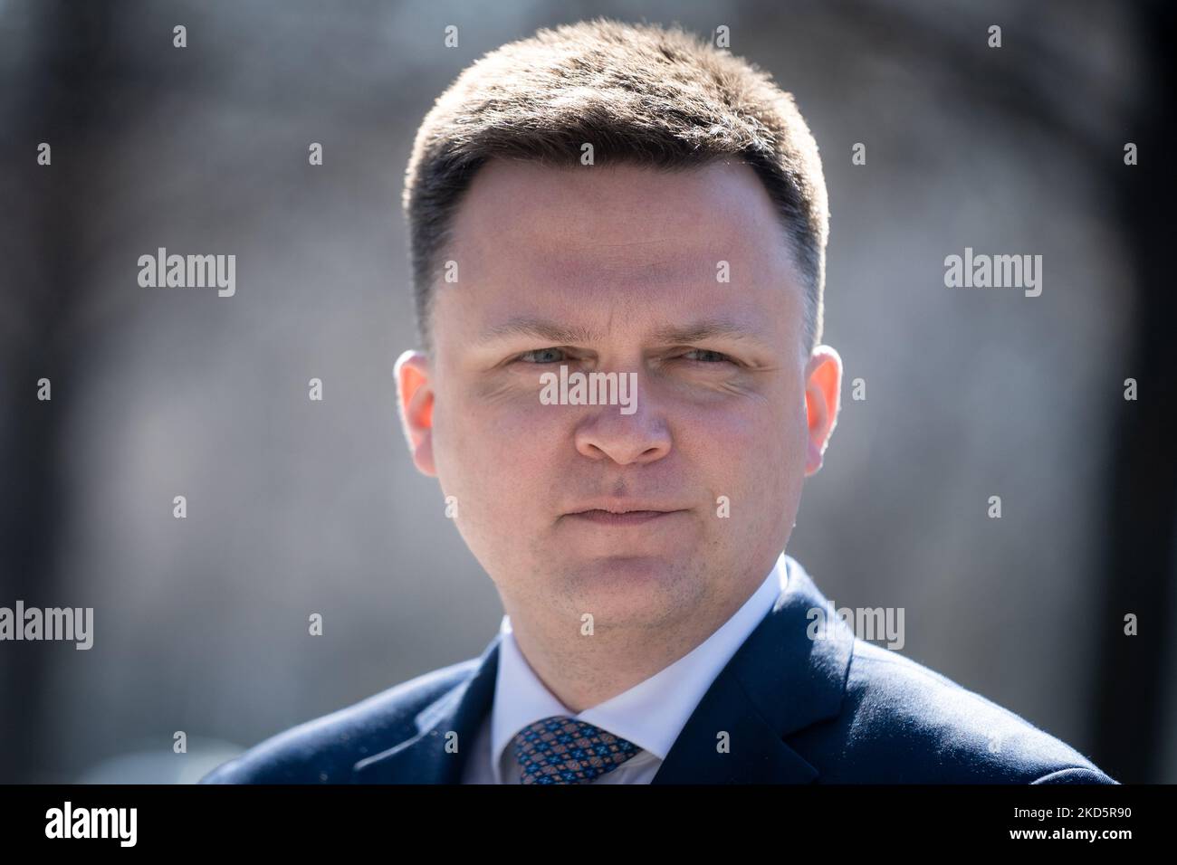 Szymon Holownia (Polska 2050) nach dem Treffen der Regierung mit Oppositionspolitikern im Kanzleramt in Warschau, Polen, am 21. März 2022 (Foto: Mateusz Wlodarczyk/NurPhoto) Stockfoto