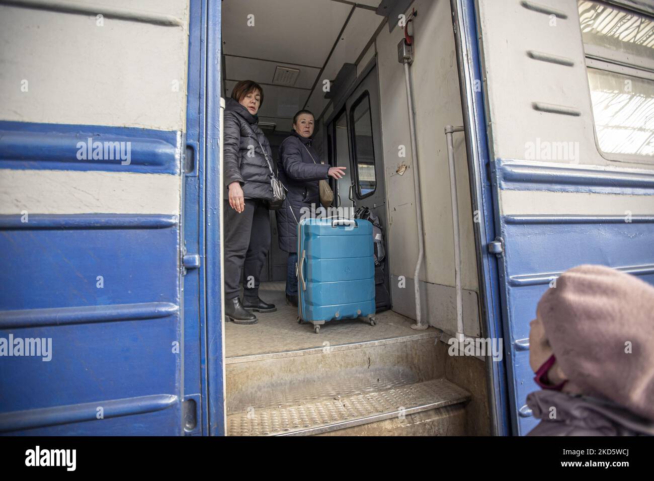 Ukrainische Menschen, meist Frauen, Mütter mit Kindern oder älteren Menschen, die Kriegsflüchtlinge, wie man sieht, dass sie in den Eisenbahnwagen steigen, kommen sie schnell ein, nachdem sie im Untergrund am Bahnhof Lviv gewartet haben, durch den Zug, um schnell zu kommen und in die Wagen zu steigen, da der Bahnhof als militärisches Ziel angesehen wird. Der Zug wird die polnisch-ukrainischen Grenzen überqueren und weiter nach Polen und anderen europäischen Ländern reisen. Am 15. März ertönten die Sirenen für den Luftangriff zweimal, eine morgens und eine abends. Laut UN - UNHCR verließen mehr als 3,3 Millionen Flüchtlinge das Land als Uni Stockfoto