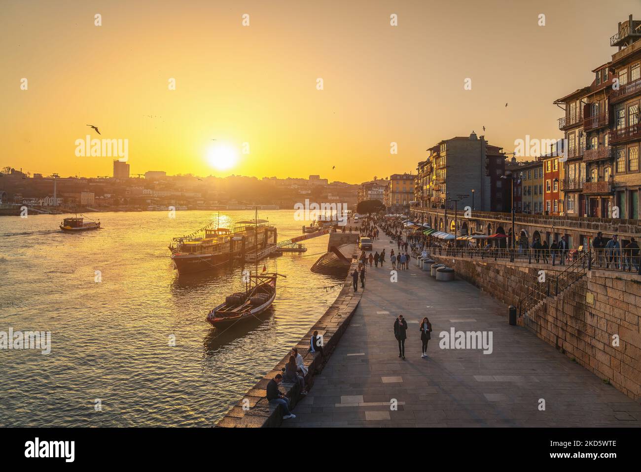 Cais da Ribeira Waterfront und Douro River at Sunset - Porto, Portugal Stockfoto