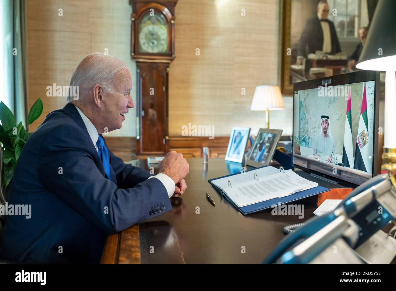 Washington, Usa. 02. November 2022. US-Präsident Joe Biden hält eine Telefonkonferenz mit dem US-Präsidenten Scheich Mohamed bin Zayed Al Nahyan vom Vertragsraum des Weißen Hauses, 2. November 2022, in Washington, D.C. die beiden Staats- und Regierungschefs diskutierten aktuelle globale Fragen mit einem Schwerpunkt auf Energiesicherheit. Bild: Adam Schultz/White House Photo/Alamy Live News Stockfoto