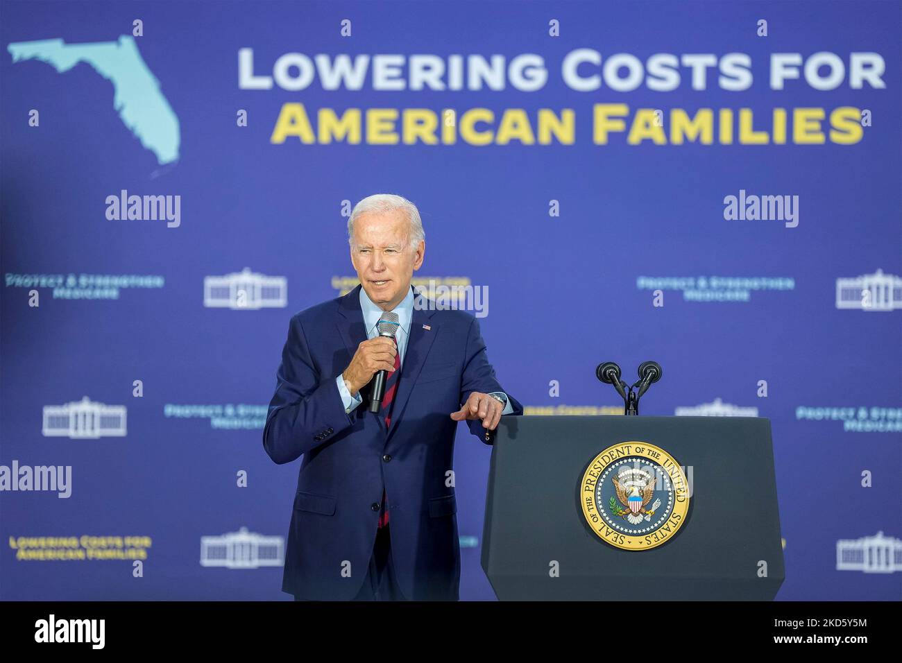 Hallandale Beach, Usa. 01. November 2022. US-Präsident Joe Biden hält während eines Zwischenstopps in einem Gemeinschaftszentrum am 1. November 2022 in Hallandale Beach, Florida, Bemerkungen zu den Kosten für soziale Sicherheit, Medicare und verschreibungspflichtige Medikamente. Bild: Adam Schultz/White House Photo/Alamy Live News Stockfoto