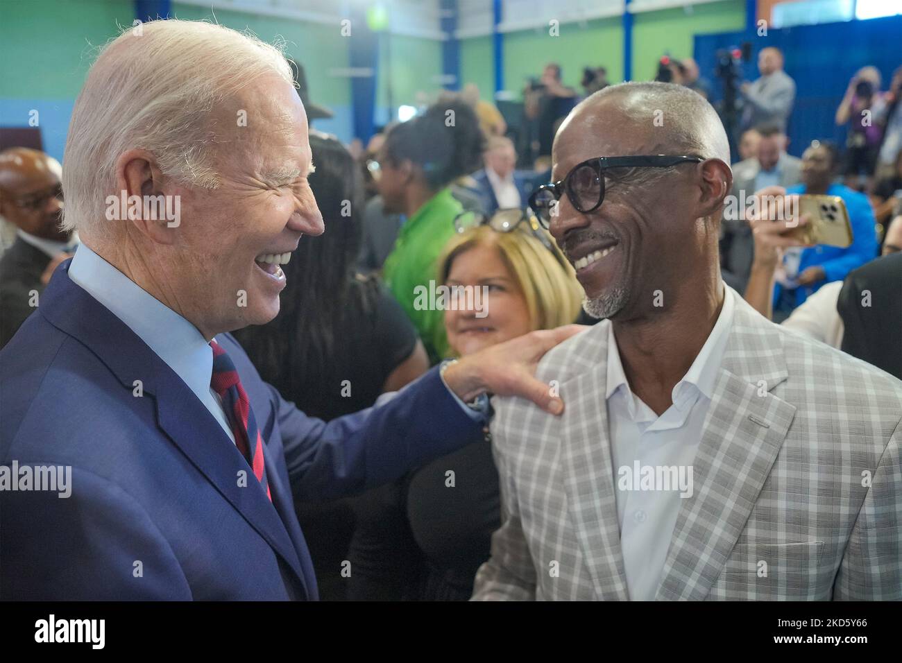 Hallandale Beach, Usa. 05. November 2022. US-Präsident Joe Biden begrüßt ein Publikum, nachdem er während eines Stopps in einem Gemeindezentrum am 1. November 2022 in Hallandale Beach, Florida, Bemerkungen zu den Kosten für soziale Sicherheit, Medicare und verschreibungspflichtige Medikamente abgegeben hatte. Bild: Adam Schultz/White House Photo/Alamy Live News Stockfoto Hallandale Beach, Usa. 05. November 2022. US-Präsident Joe Biden begrüßt ein Publikum, nachdem er während eines Stopps in einem Gemeindezentrum am 1. November 2022 in Hallandale Beach, Florida, Bemerkungen zu den Kosten für soziale Sicherheit, Medicare und verschreibungspflichtige Medikamente abgegeben hatte. Bild: Adam Schultz/White House Photo/Alamy Live News Stockfoto