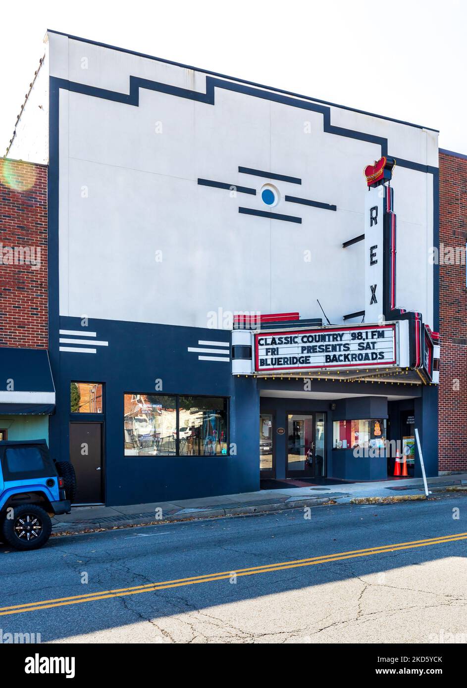 GALAX, VIRGINIA, USA-15. OKTOBER 2022: Fassade des Rex-Theaters in der Innenstadt, mit Festzelt. Stockfoto