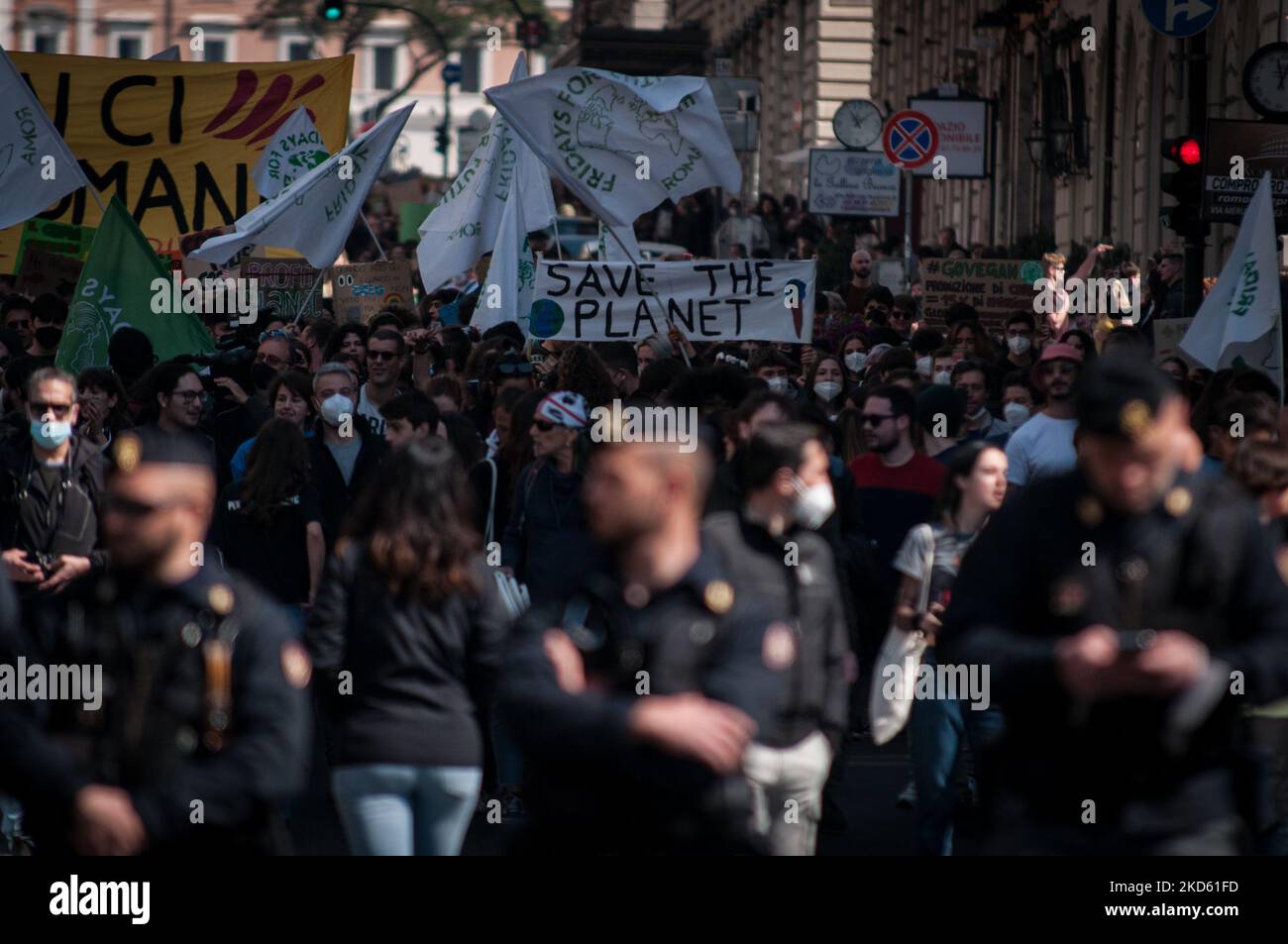 Die Menschen protestieren freitags für eine zukünftige Veranstaltung, wobei einige ihre Umweltbotschaft mit Forderungen nach einem Ende des Krieges in der UkraineAm 25. März 2022 in Rom, Italien, verknüpfen. (Foto von Andrea Ronchini/NurPhoto) Stockfoto