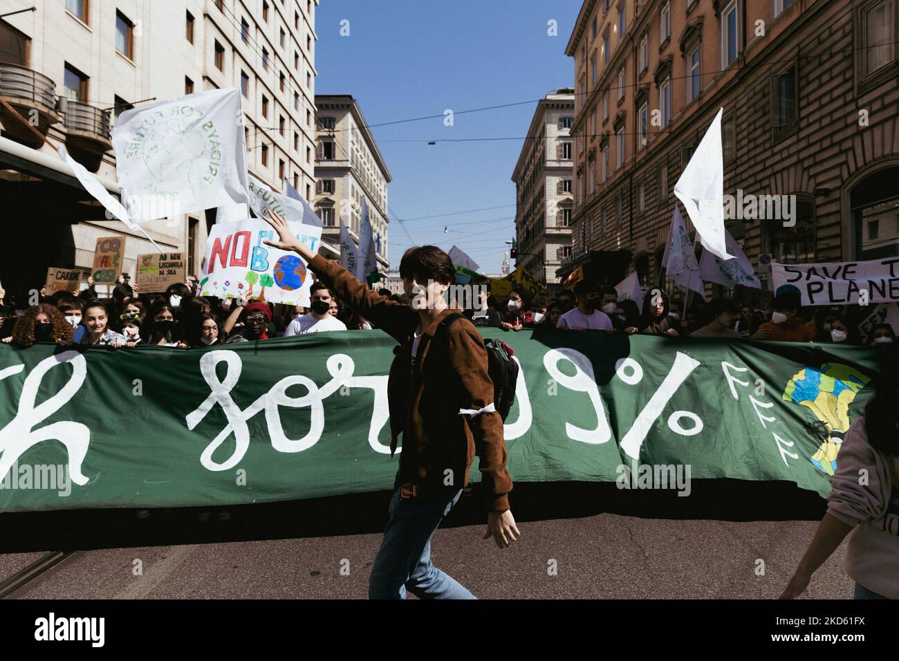 Globaler Klimastreik, organisiert von der Jugendbewegung Fridays for Future, am 25. März 2022 in Rom. Studenten, Schulen und lokale Verbände gingen auf die Straße und forderten, dass die Länder des Nordens den am stärksten betroffenen Gemeinden den Klimaschutz garantieren und dass die Staats- und Regierungschefs der Welt aufhören, Greenwashing-Reden zu halten und echte Maßnahmen zum Klimaschutz zu ergreifen. Die Teilnehmer der Demonstration forderten auch ein Ende des Krieges zwischen Russland und der Ukraine, um eine sofortige Friedenslösung zu erreichen. (Foto von Matteo Trevisan/NurPhoto) Stockfoto